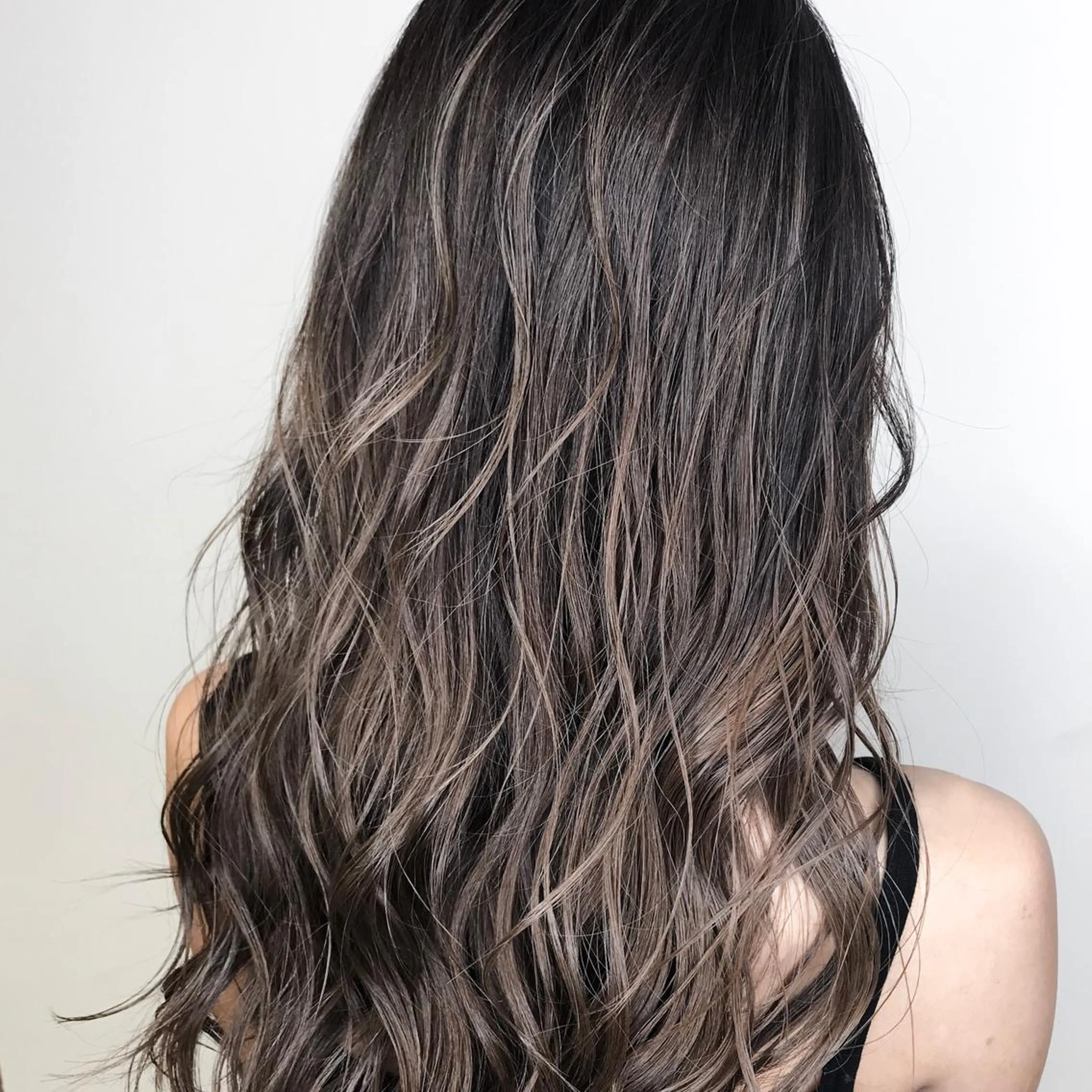 セミロング カラー ブリーチ ケアブリーチ ハイライトカラー イルミナカラー ハイライト AMI Hair  supply所属・髪質改善カラー 韓国風レイヤーのヘアスタイル