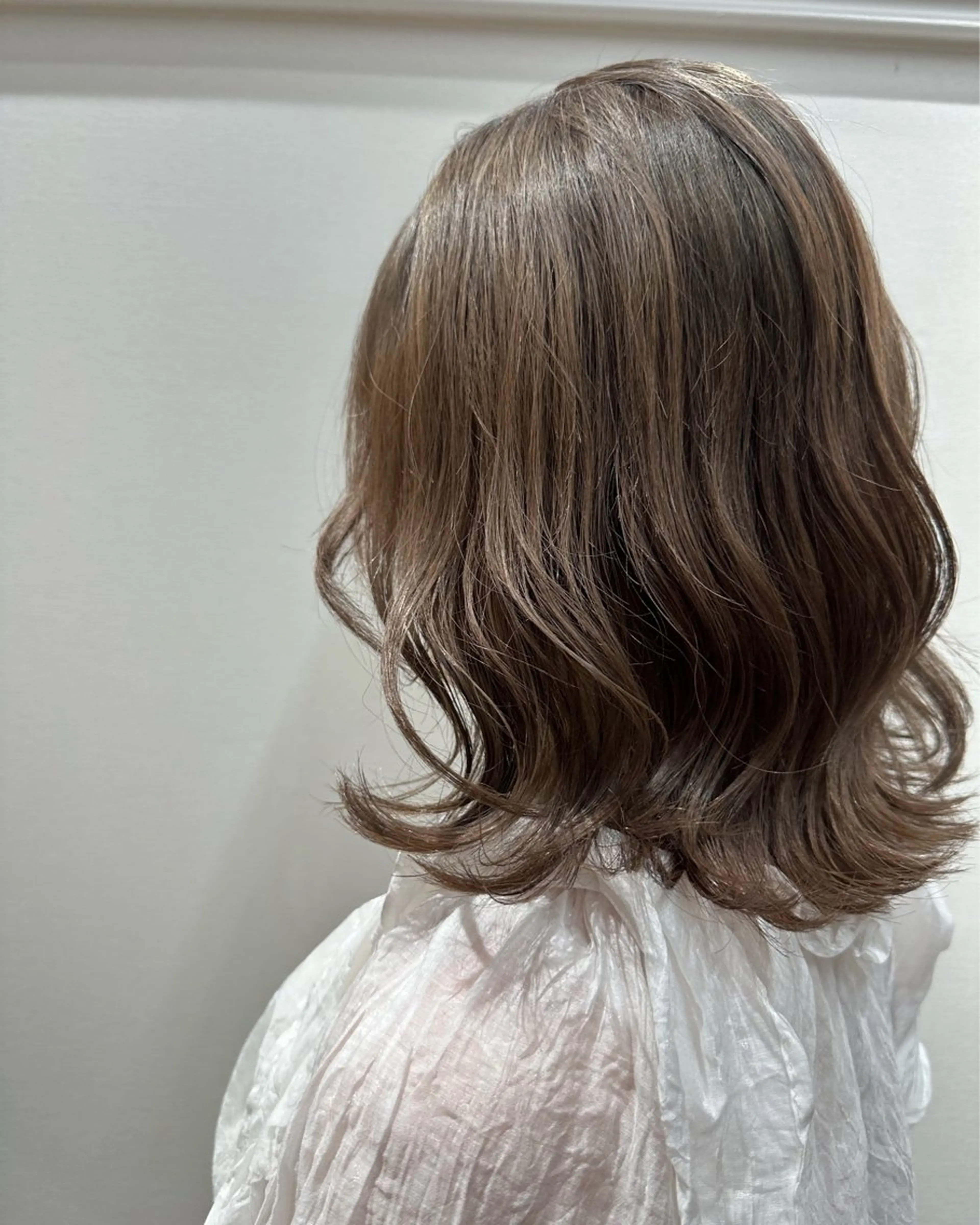 ミディアム ショートボブ アッシュ ボブ 外国人風カラー ハイライト カット ヘアカラー トリートメント MAHO/透明感カラ ー/ツヤ髪のヘアスタイル