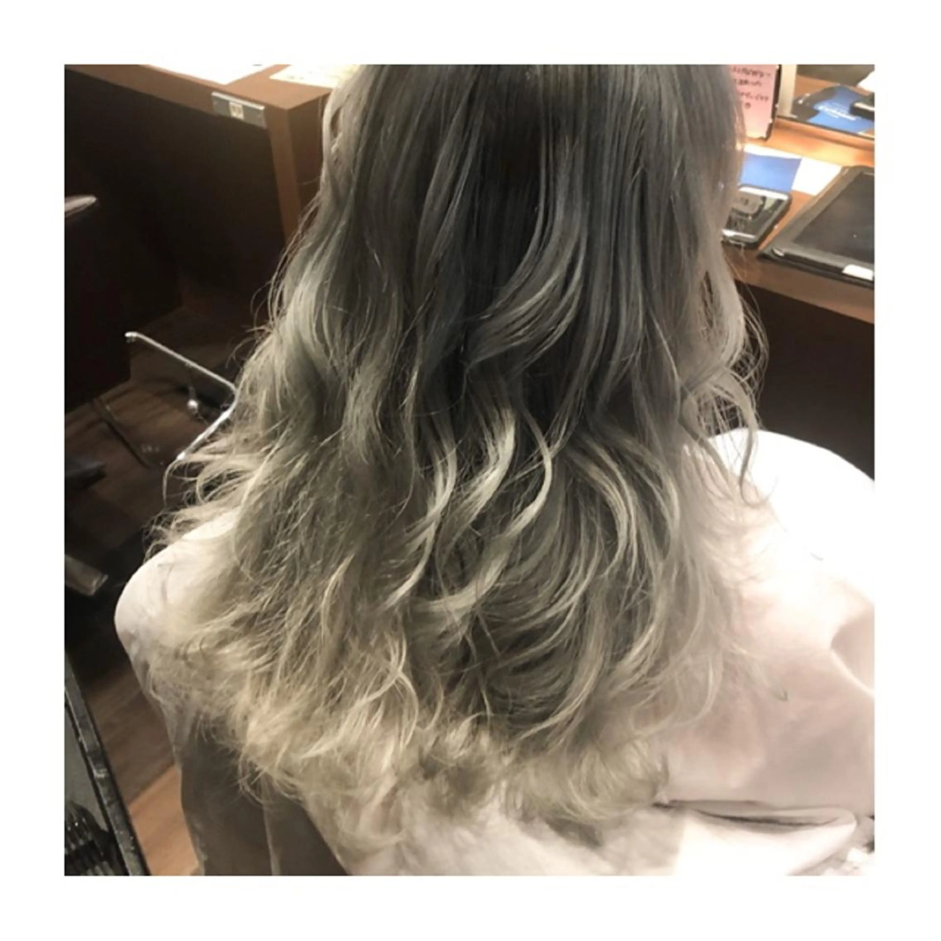 セミロング カラー バレイヤージュ ブリーチ グラデーションカラー レイヤーカット ヘアカラー トリートメント 小森谷 亮太のヘアスタイル