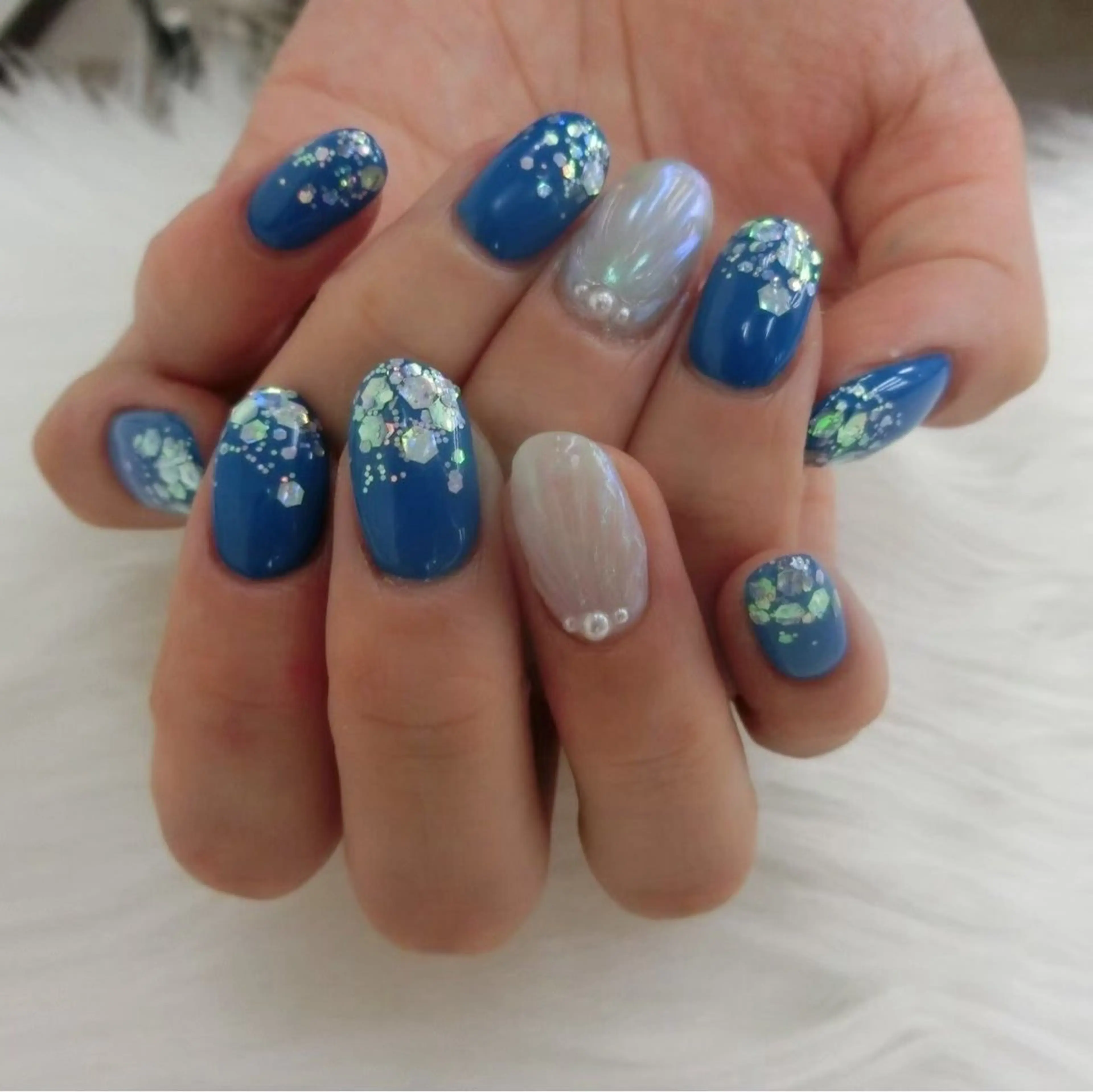 ネイル ブルー ぷっくりネイル ホワイト カラーズビューティサロン所属・ツノスエアヤカ ／つののネイルデザイン