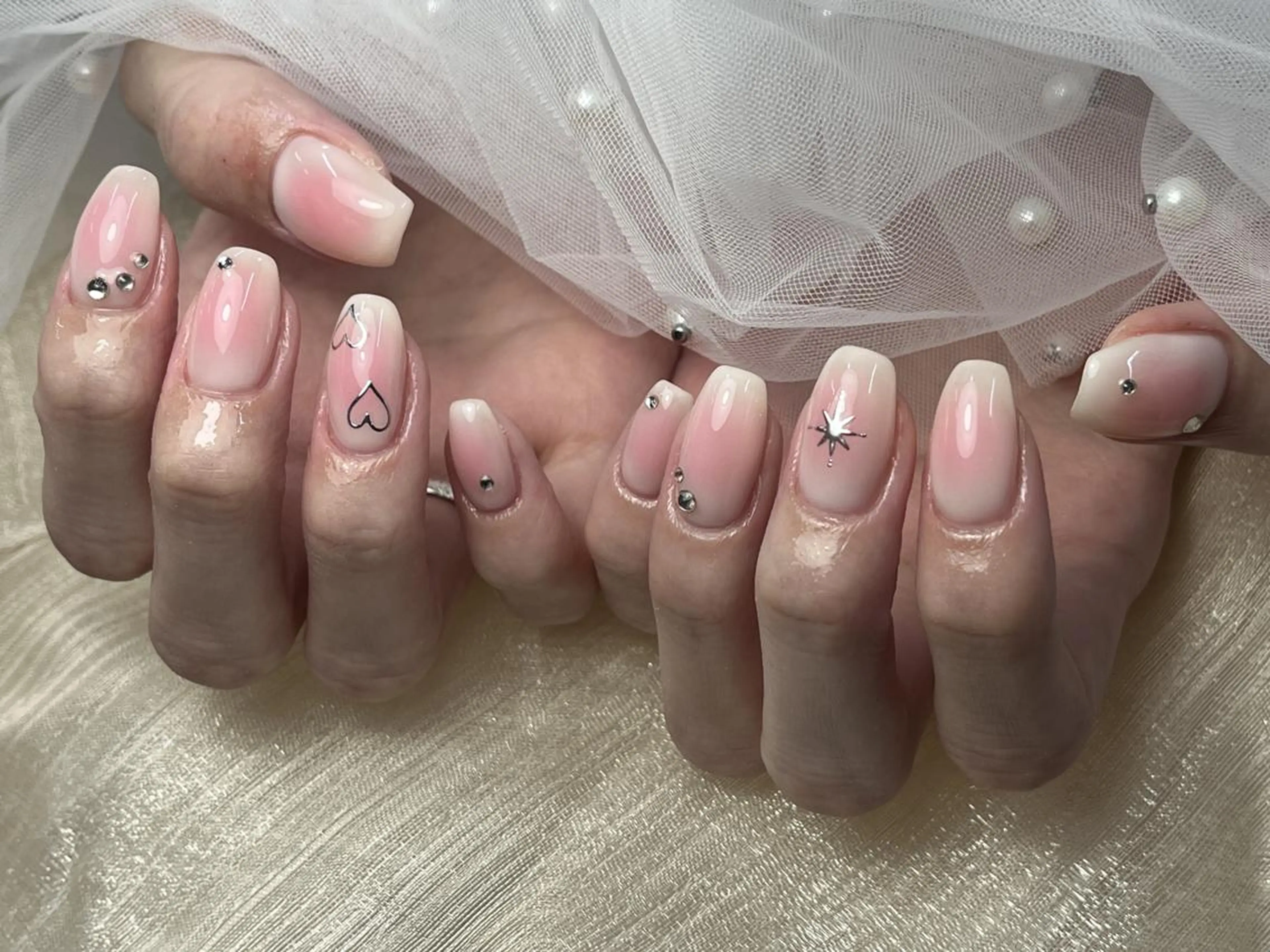 ネイル グラデーション ハート オフィスネイル ピンク ストーンネイル ハンドネイル ToliyDeliy Nail Salonのネイルデザイン