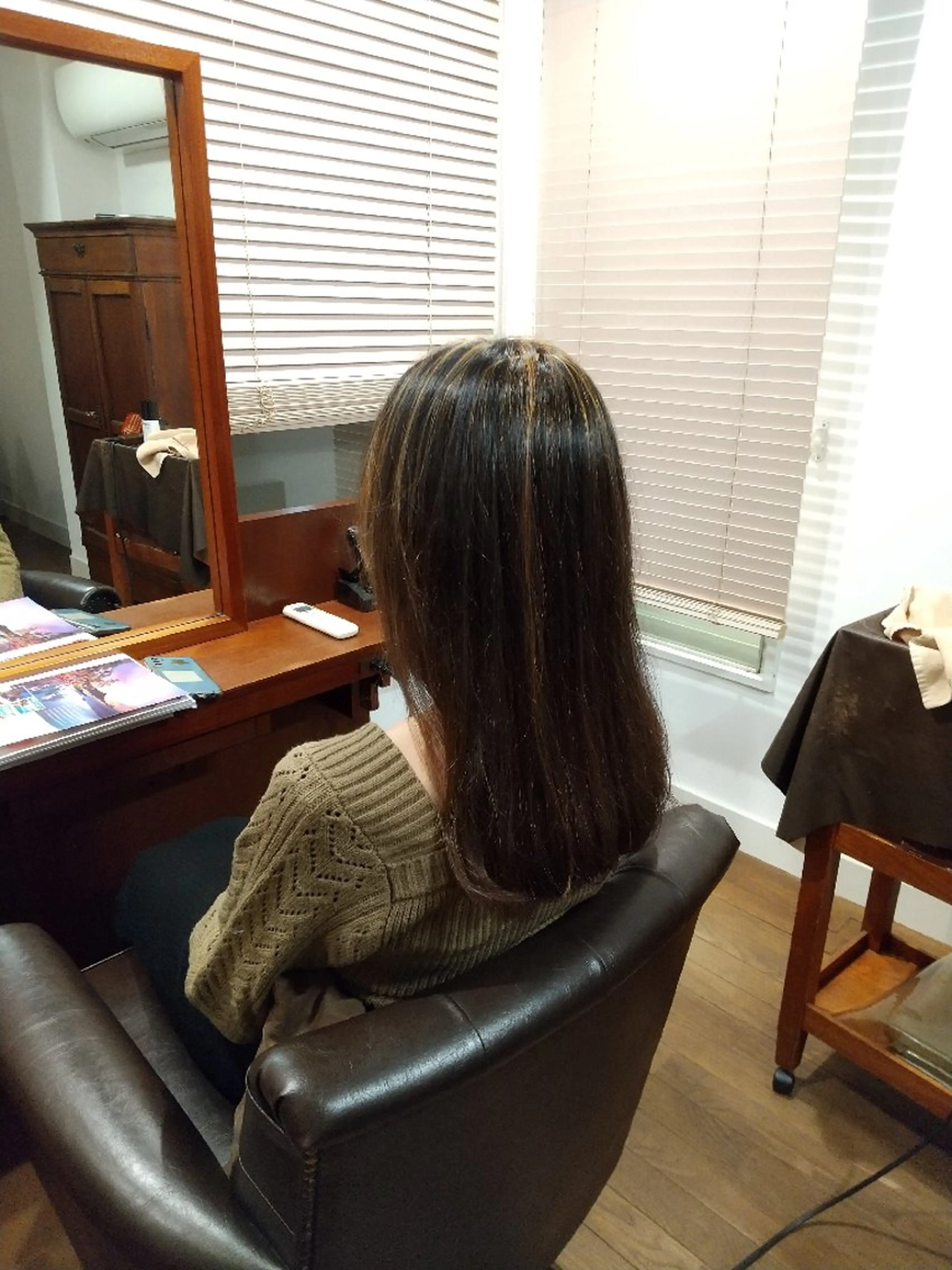 セミロング ハイライト アンフルラージュ青山所属・宮野 佳菜のヘアスタイル