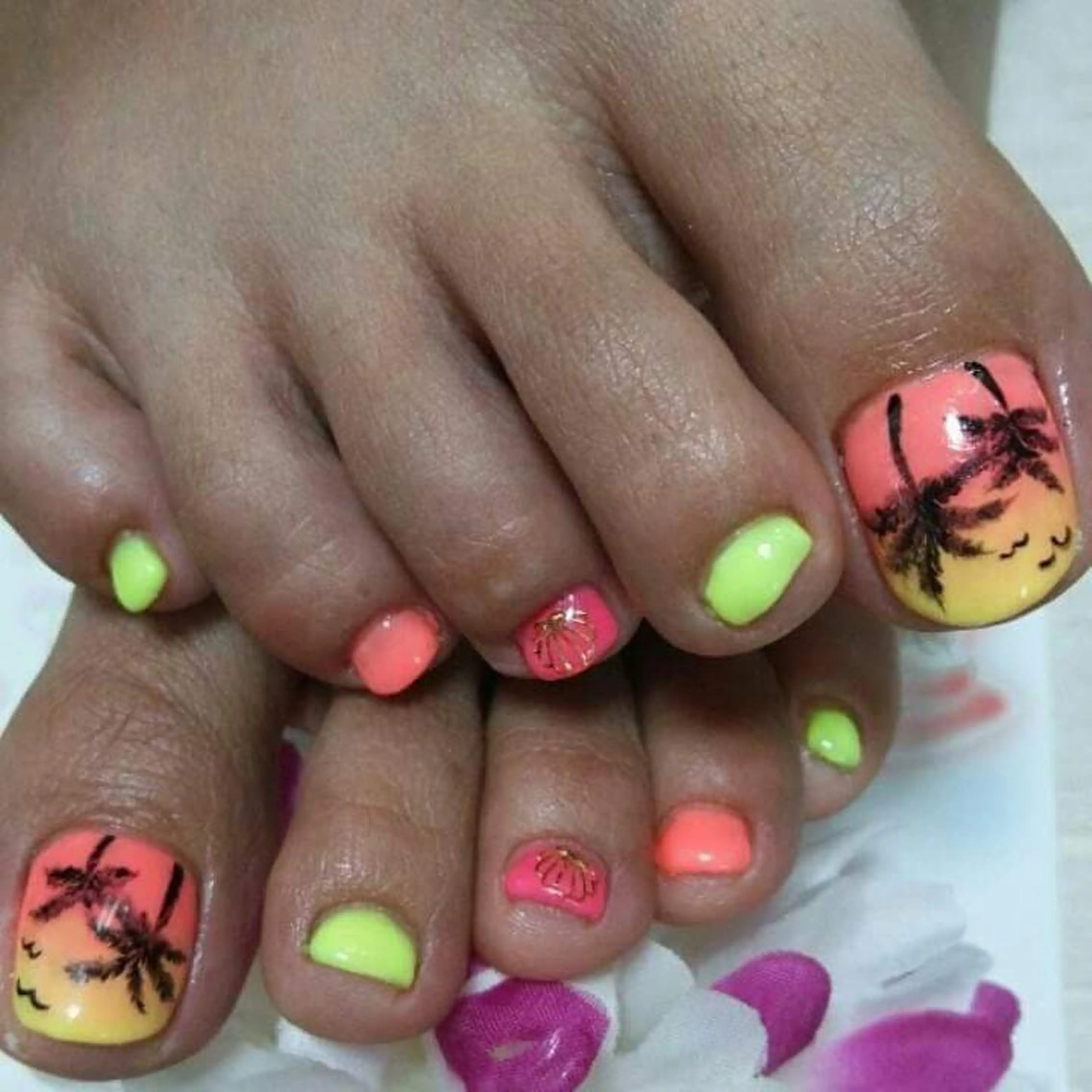 フットネイル(親指2本アート付き)の写真