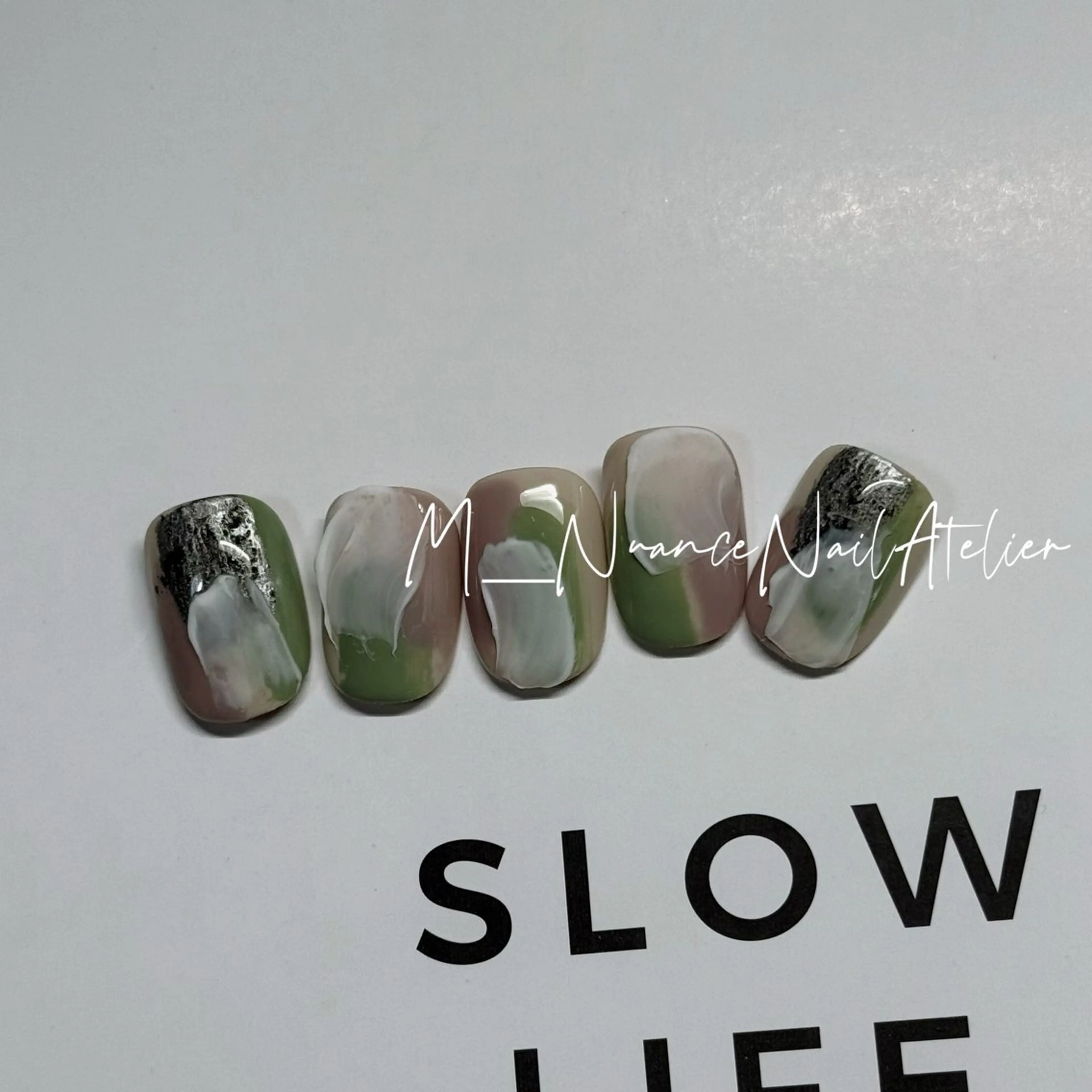 ネイル マグネットネイル ニュアンスネイル オフィスネイル シンプルネイル GO TODAY横浜Solace店所属・M___nail atelierのネイルデザイン