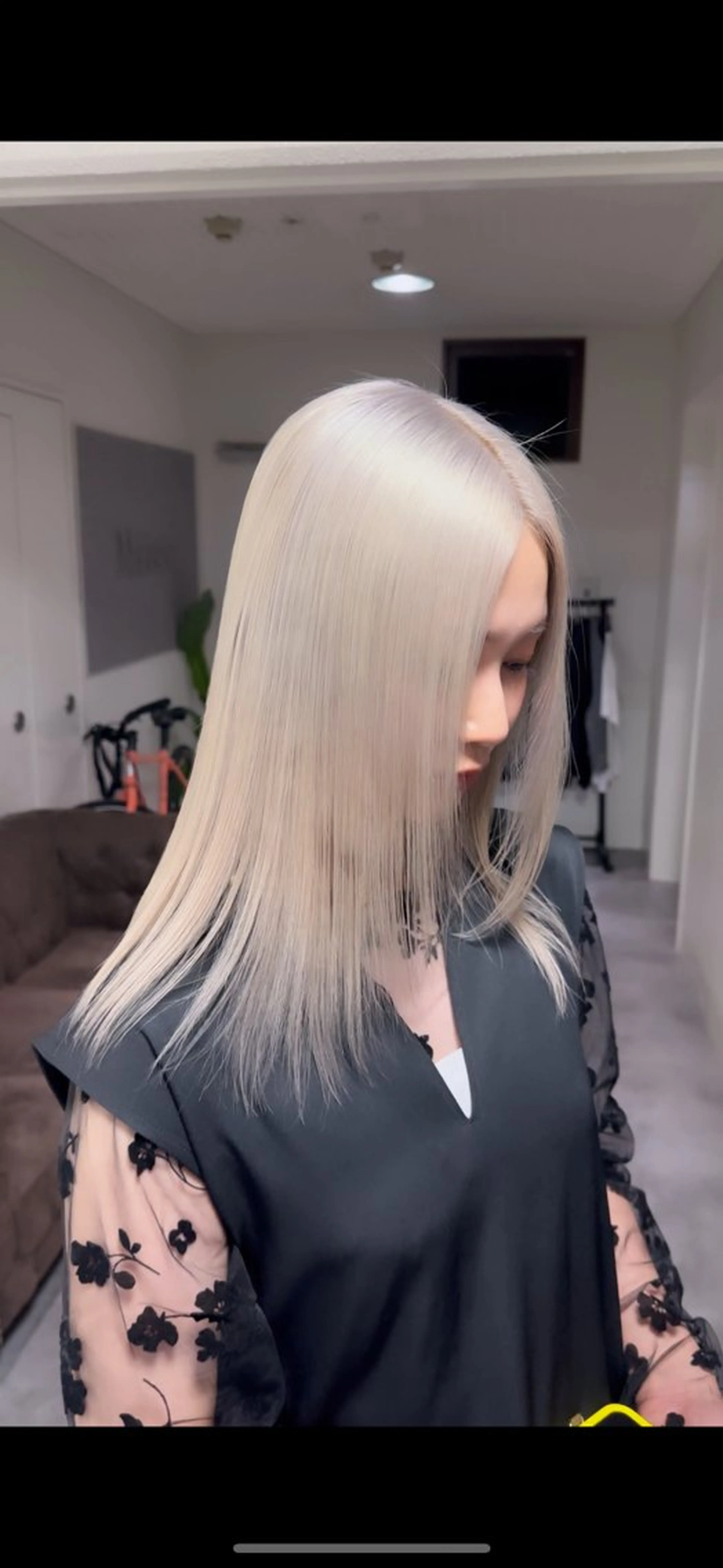 セミロング カラー ベージュカラー ブリーチ 透明感カラー ハイトーンカラー ホワイトベージュ MOMO/‎ブリーチ ‎/ハイトーンカラーのヘアスタイル