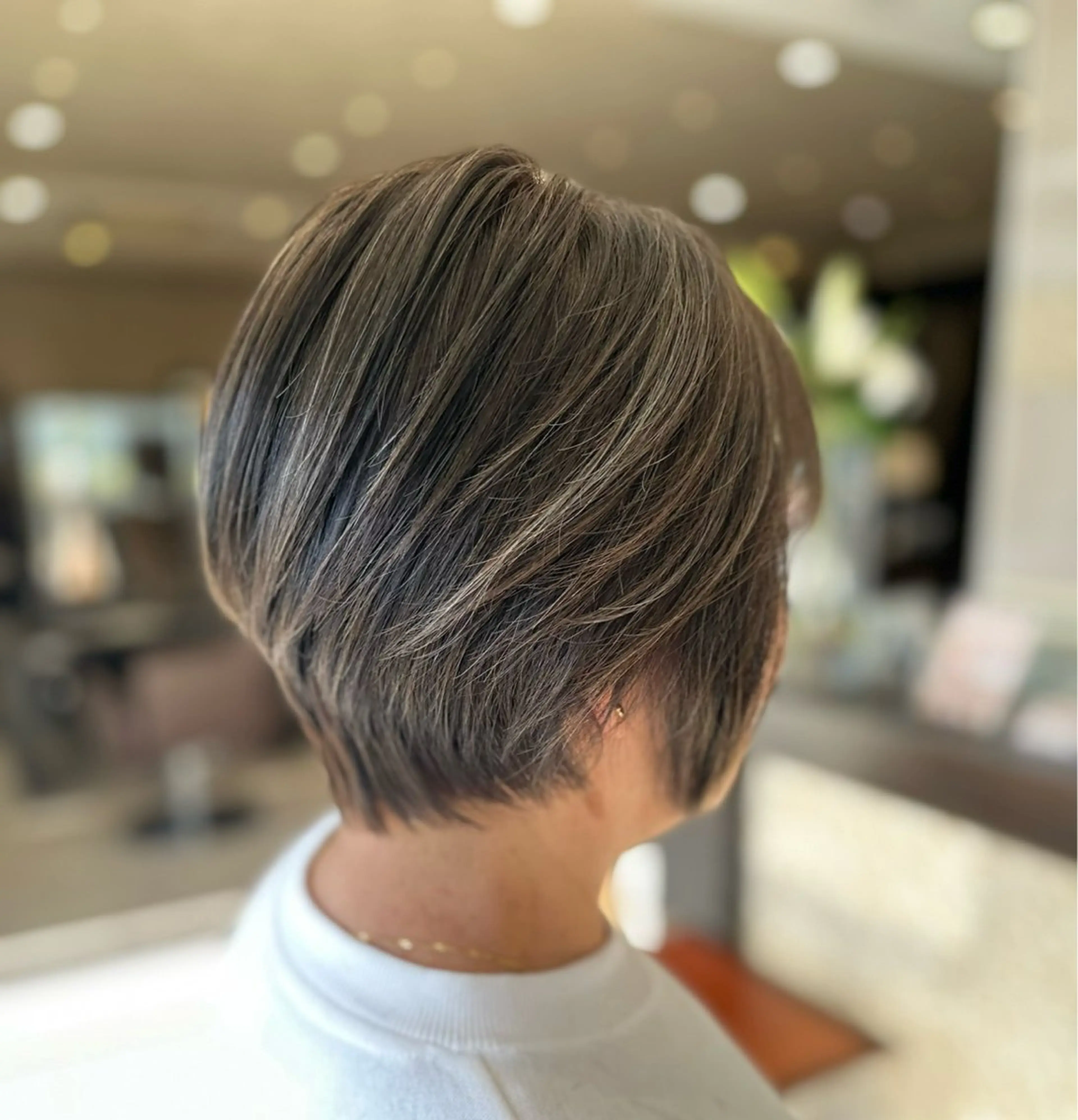 ショート ハイライト 髪質改善 レイヤーカット ショートヘア 縮毛矯正 ヘアカラー SUGAMI ✴︎ Hikariのヘアスタイル