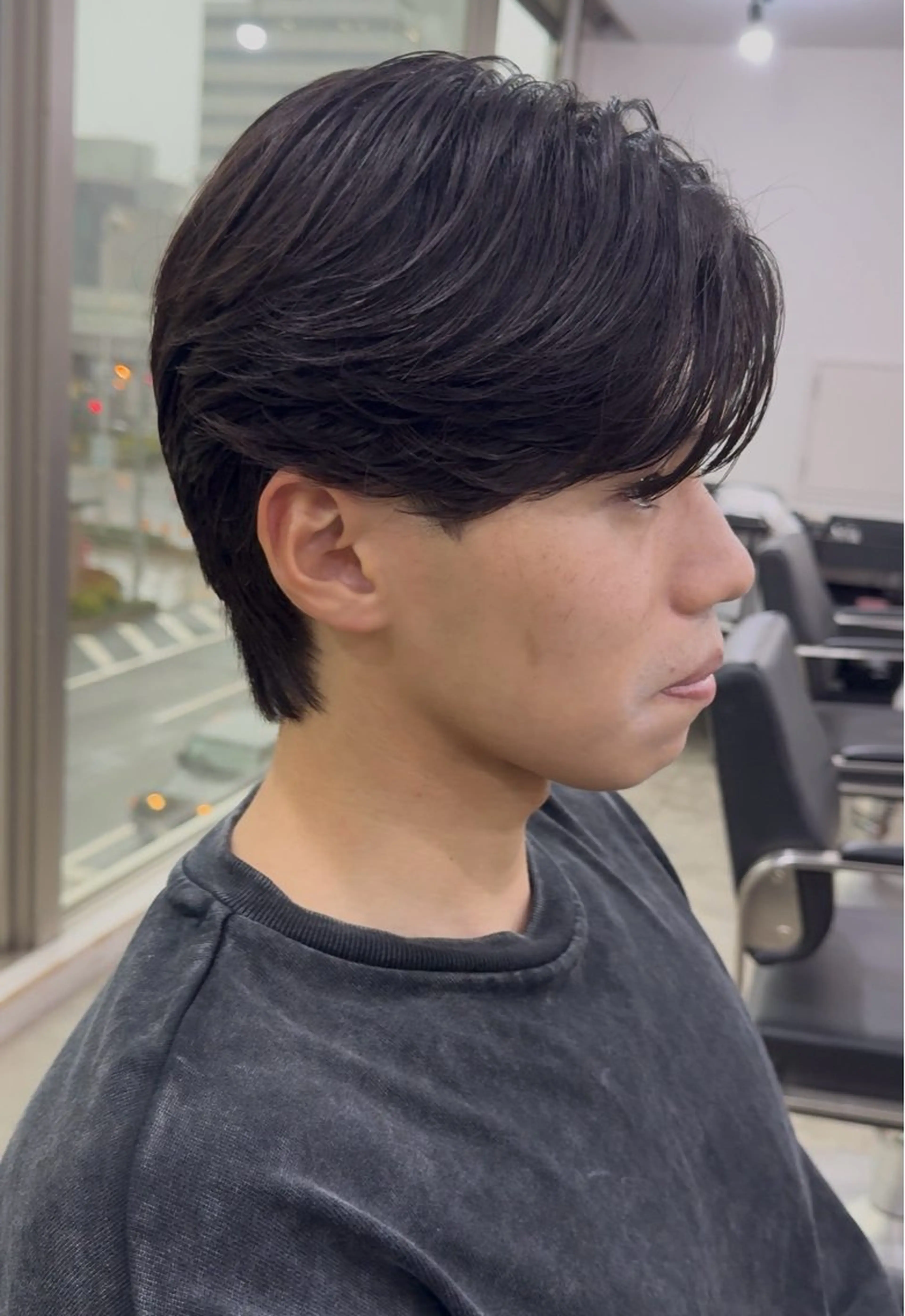 ショート カラー パーマ メンズ センターパート ダウンパーマ カルマパーマ メンズパーマ ニュアンスパーマ カット パーマ トリートメント ヘアセット 森下 佑大のヘアスタイル