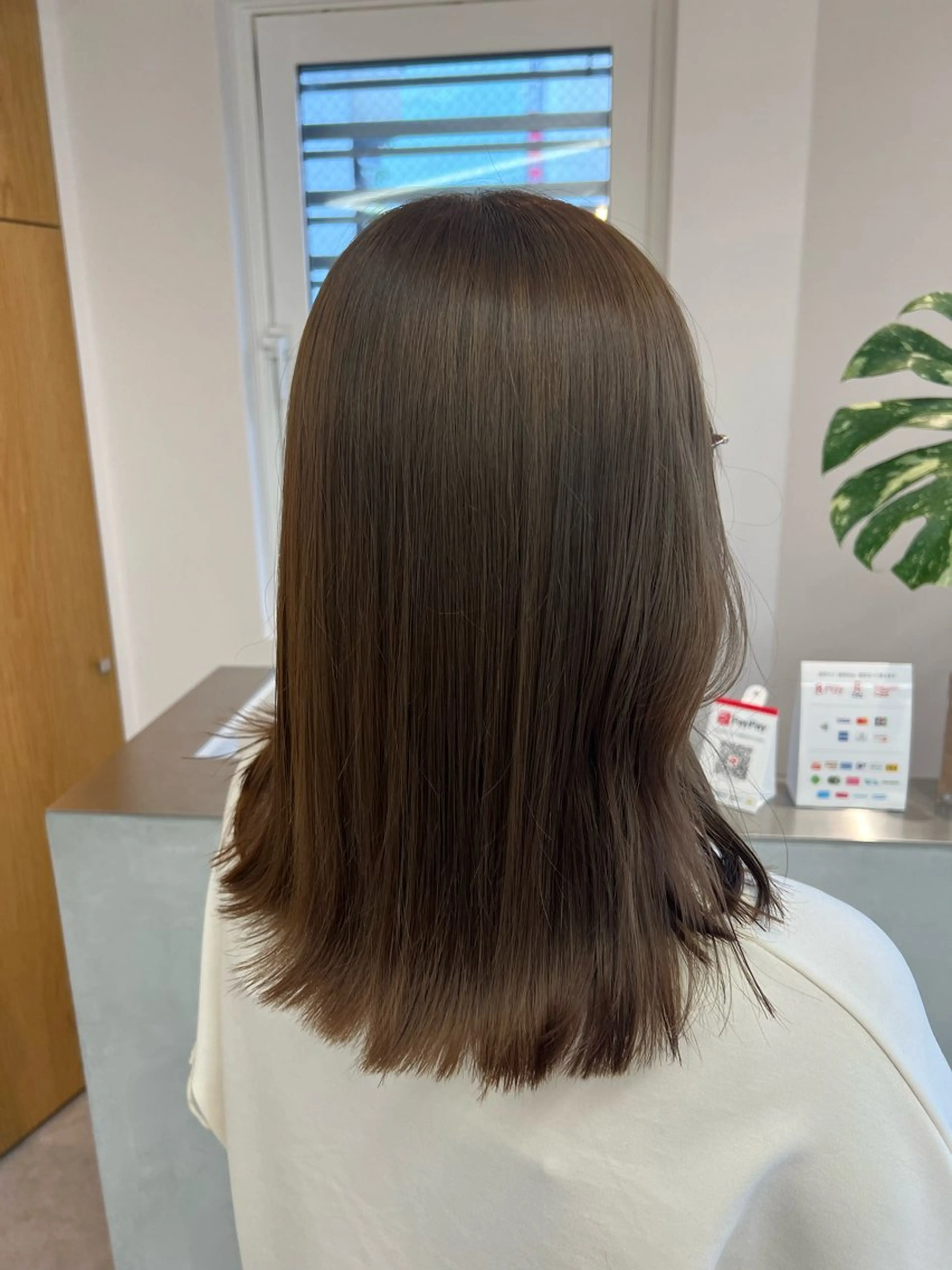 セミロング カラー 小森聖奈 韓国風レイヤーカットのヘアスタイル