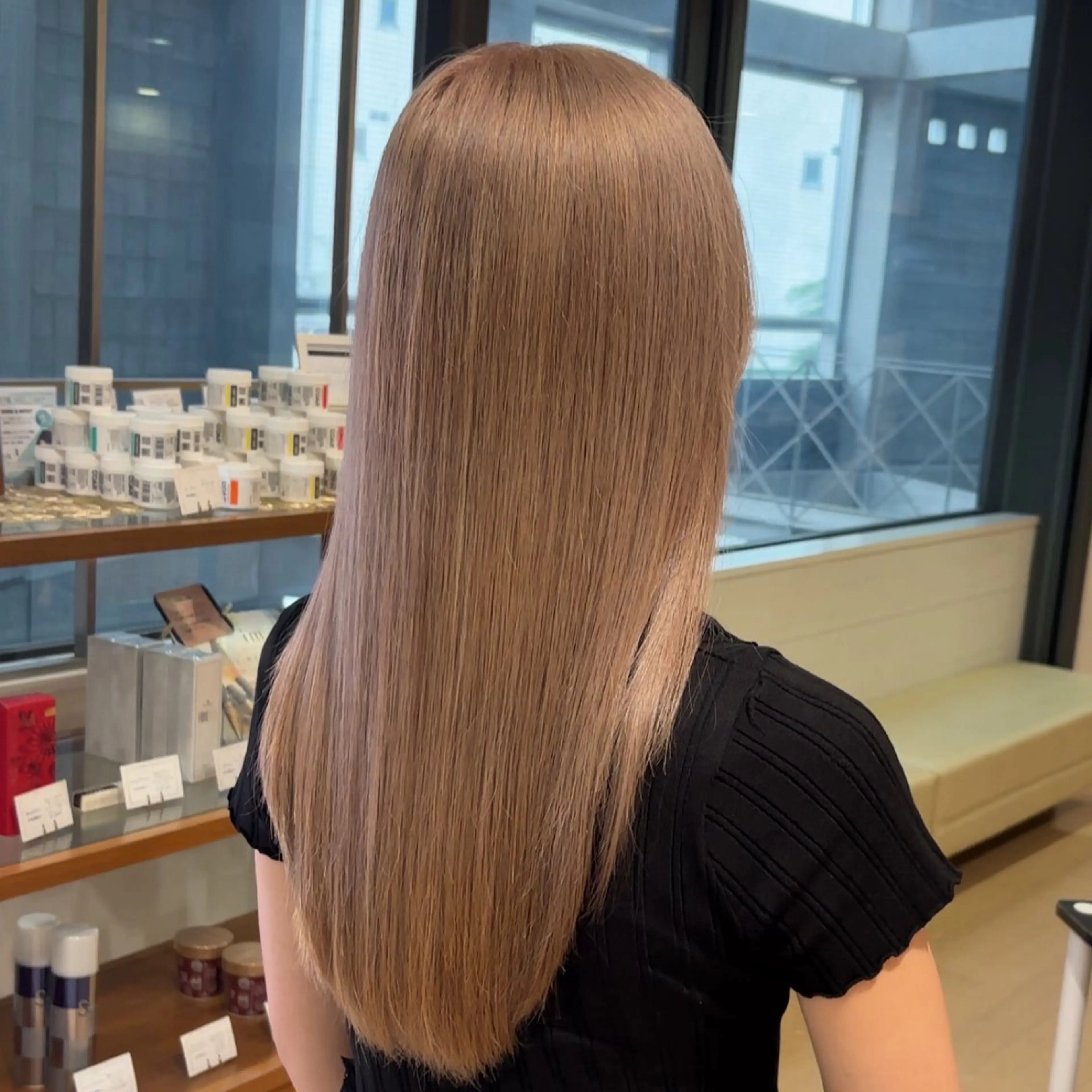 ロング カラー ベージュカラー ミルクティーベージュ CONAN｜レイヤー ボブ／ハイトーンのヘアスタイル