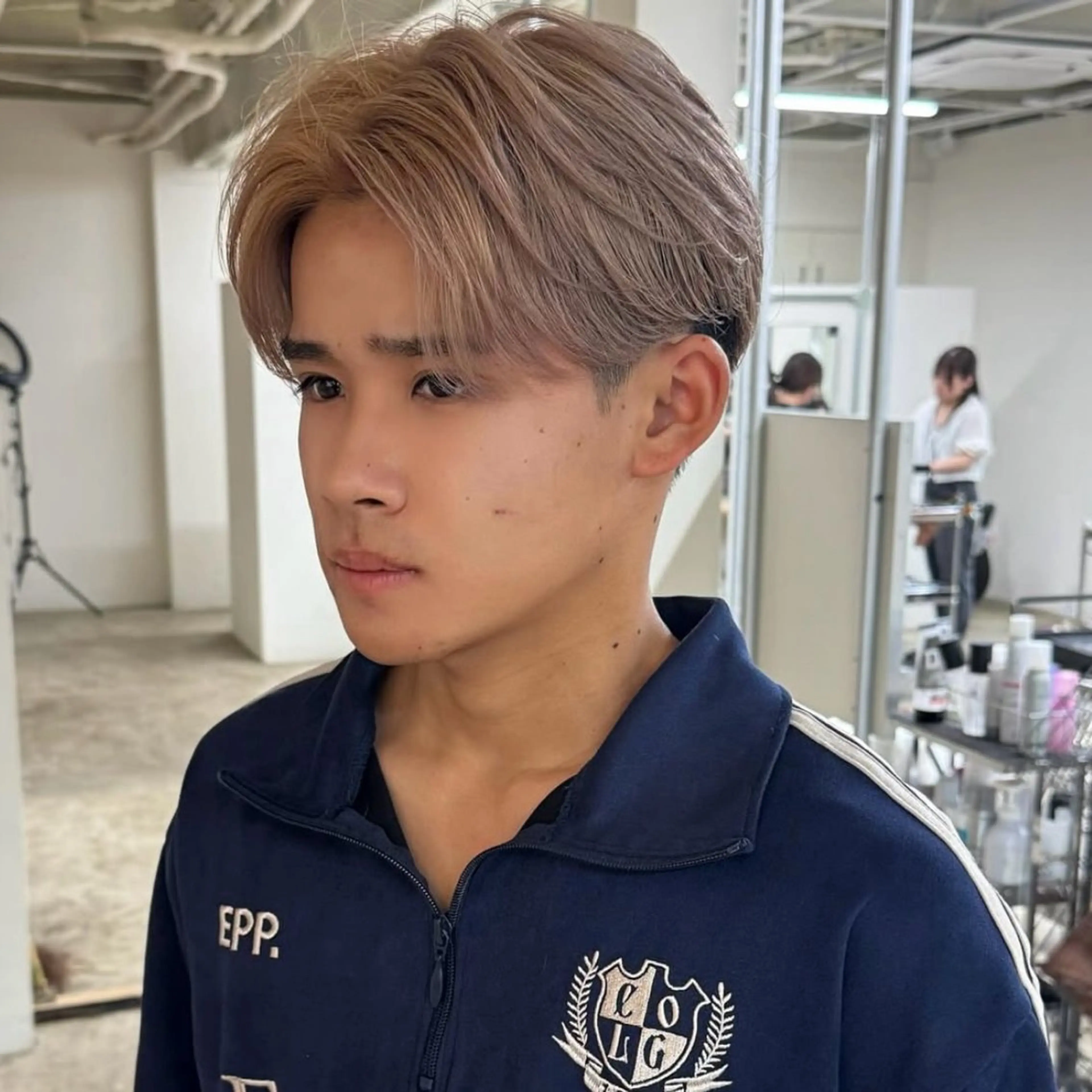 ショート カラー メンズ メンズブリーチ センターパート ベージュカラー ブリーチ 透明感カラー truck所属・truck千葉 リョウ✂︎のヘアスタイル