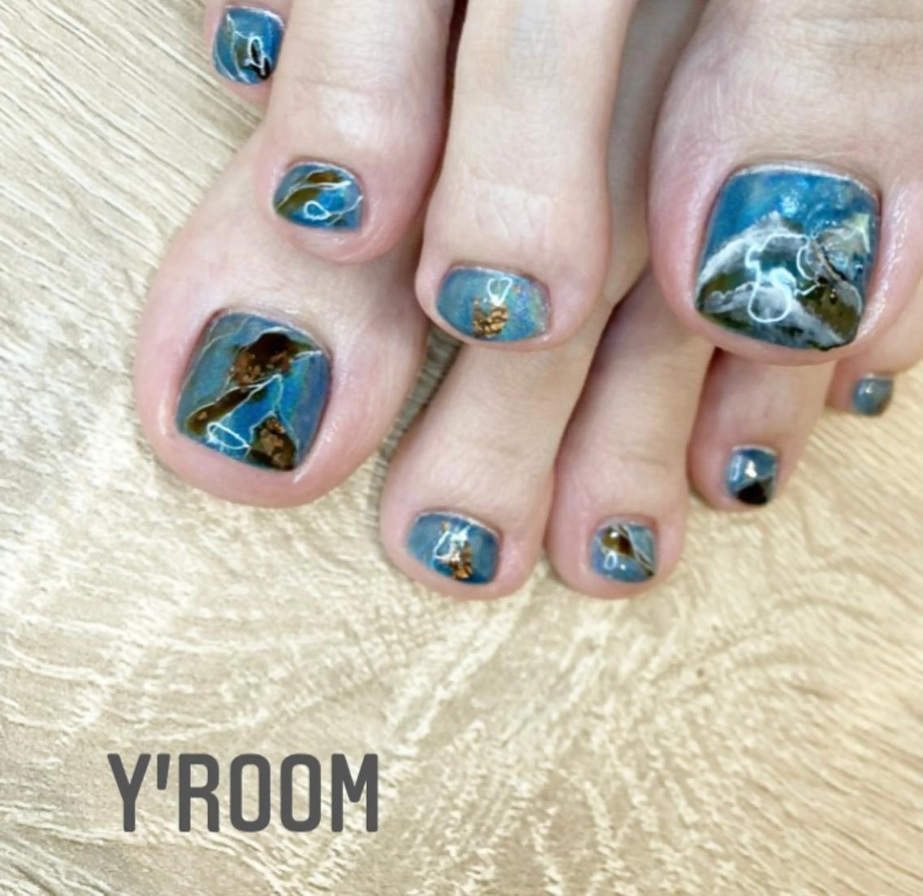 ネイル オーロラネイル フラッシュネイル フットネイル ジェルネイル 氷ネイル・うるうるネイル YUKA （ネイリスト）のネイルデザイン