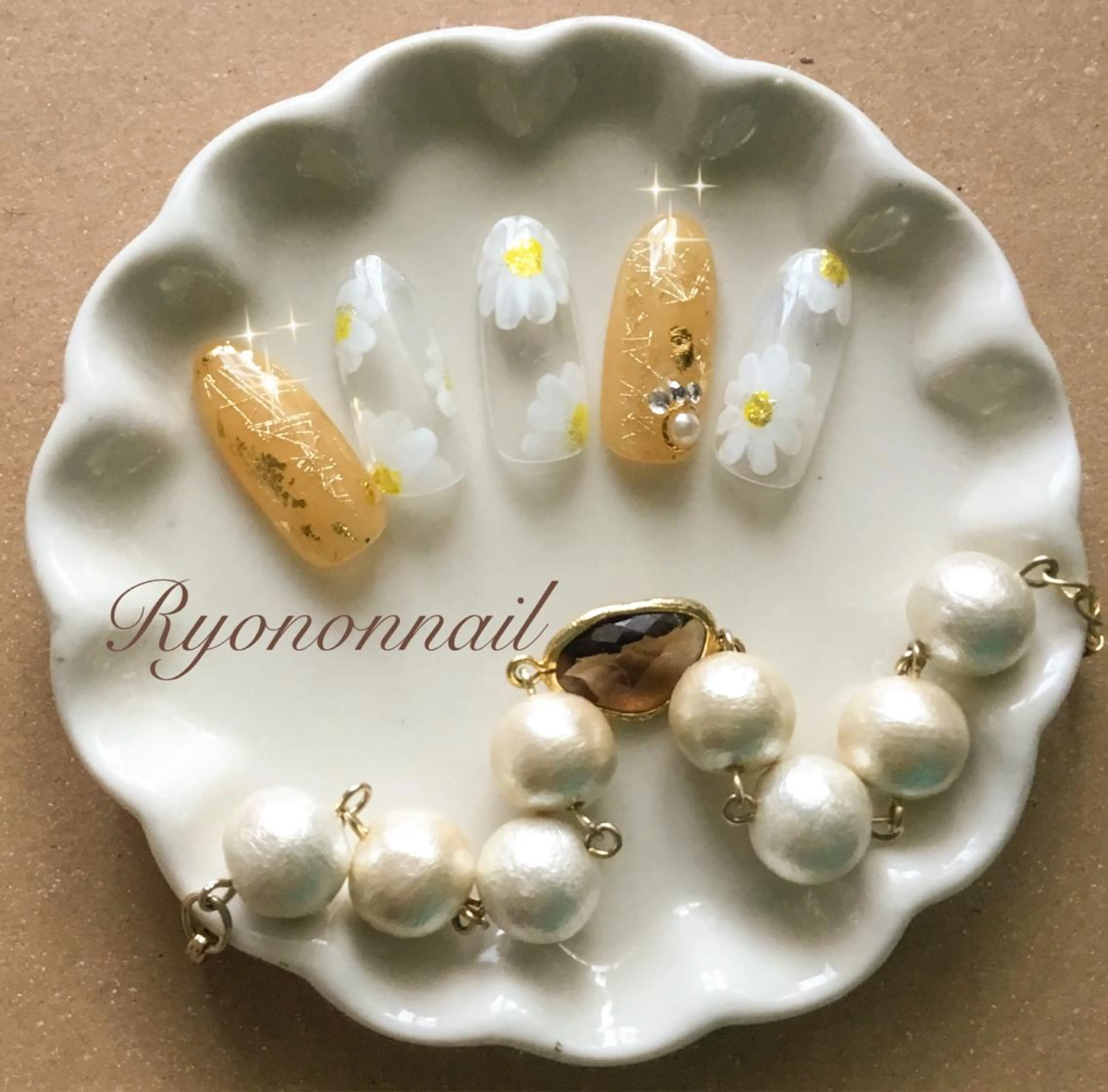 ネイル フラワーネイル ゴールド ゴージャス ネイルチップ Ryononnail(リョノンネイル)所属・Ryononnail 上谷典子のネイルデザイン