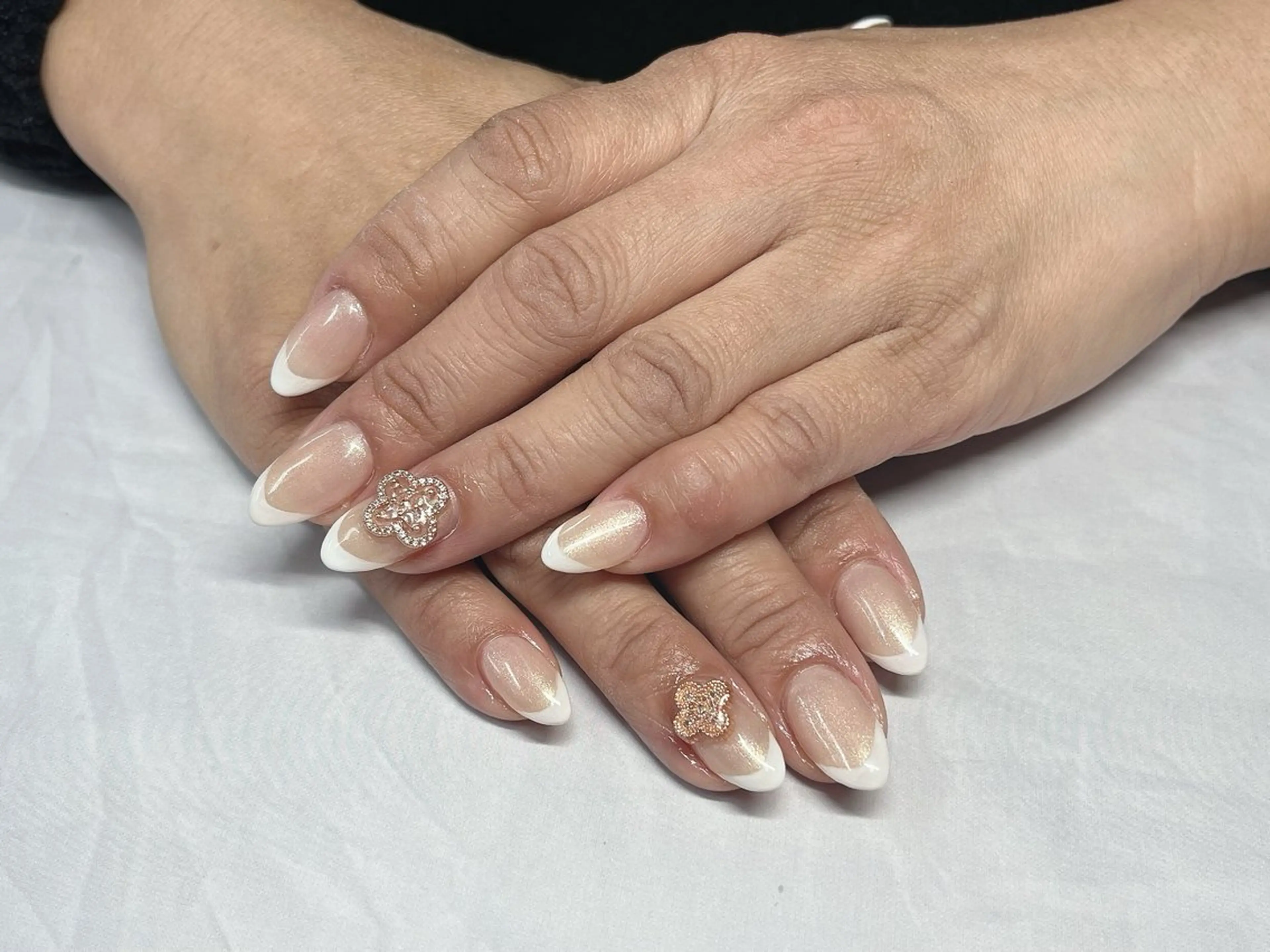 フレンチネイル (オフ・ケア込み)の写真