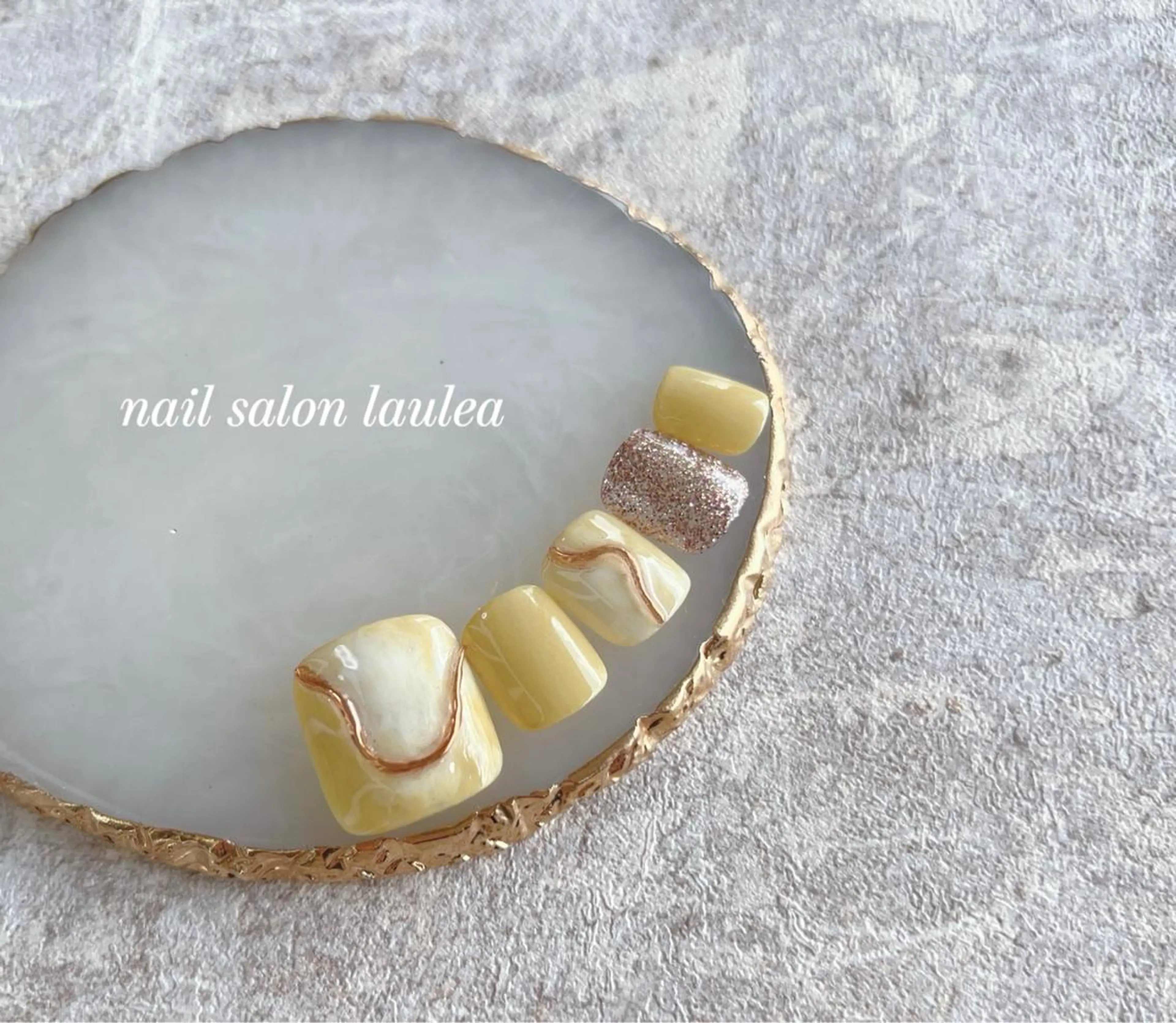 ネイル フットネイル ミラーネイル ニュアンスネイル 黄色 フットネイル nail salon Lauleaのネイルデザイン