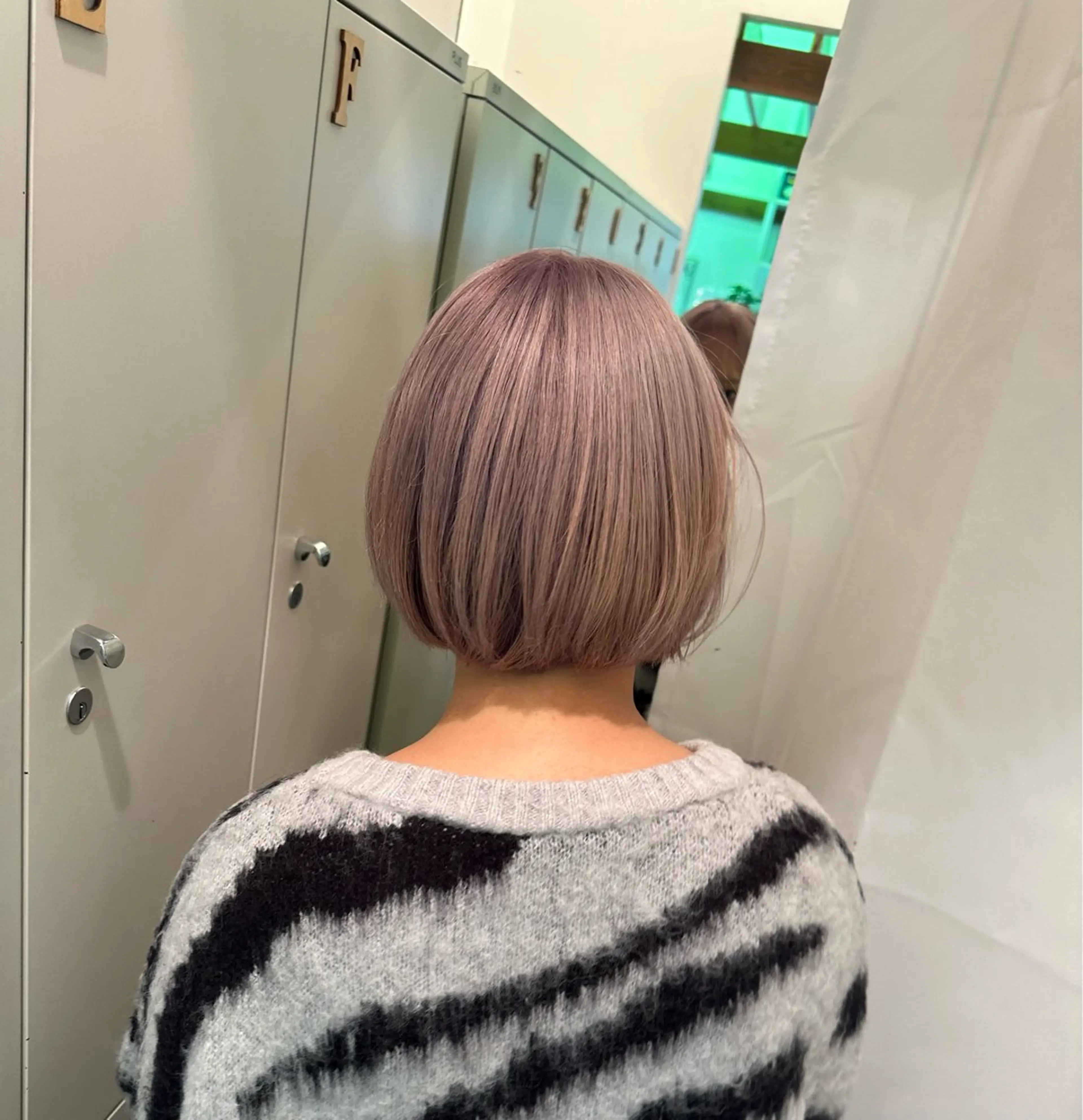 ミディアム カラー ブリーチ カット ヘアカラー エクステ/ハイトーン /レイヤーカットのヘアスタイル