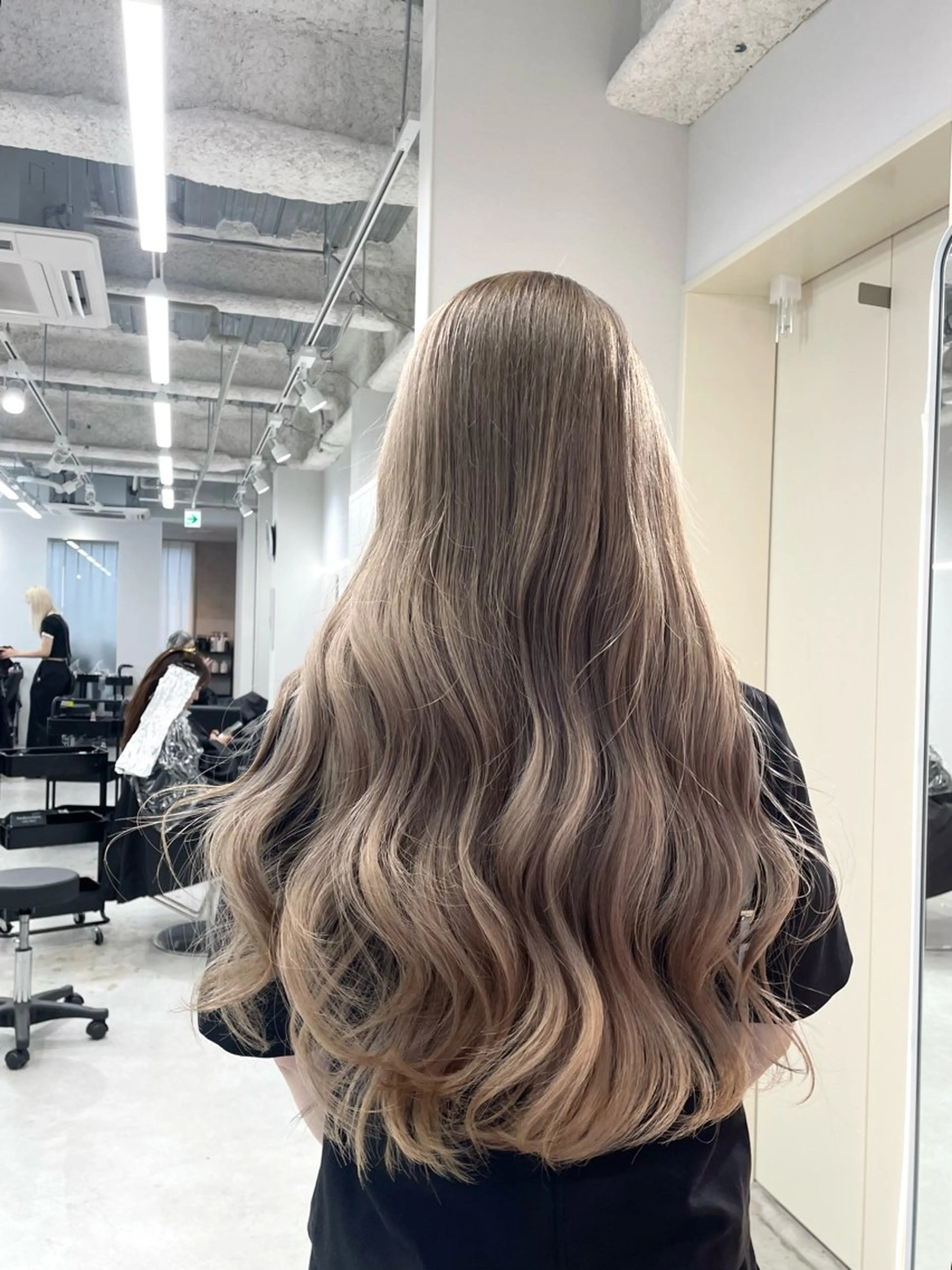 ロング カラー ベージュカラー ブリーチ ミルクティーベージュ ヘアカラー トリートメント 柔らかいヘアカラー 大成のヘアスタイル