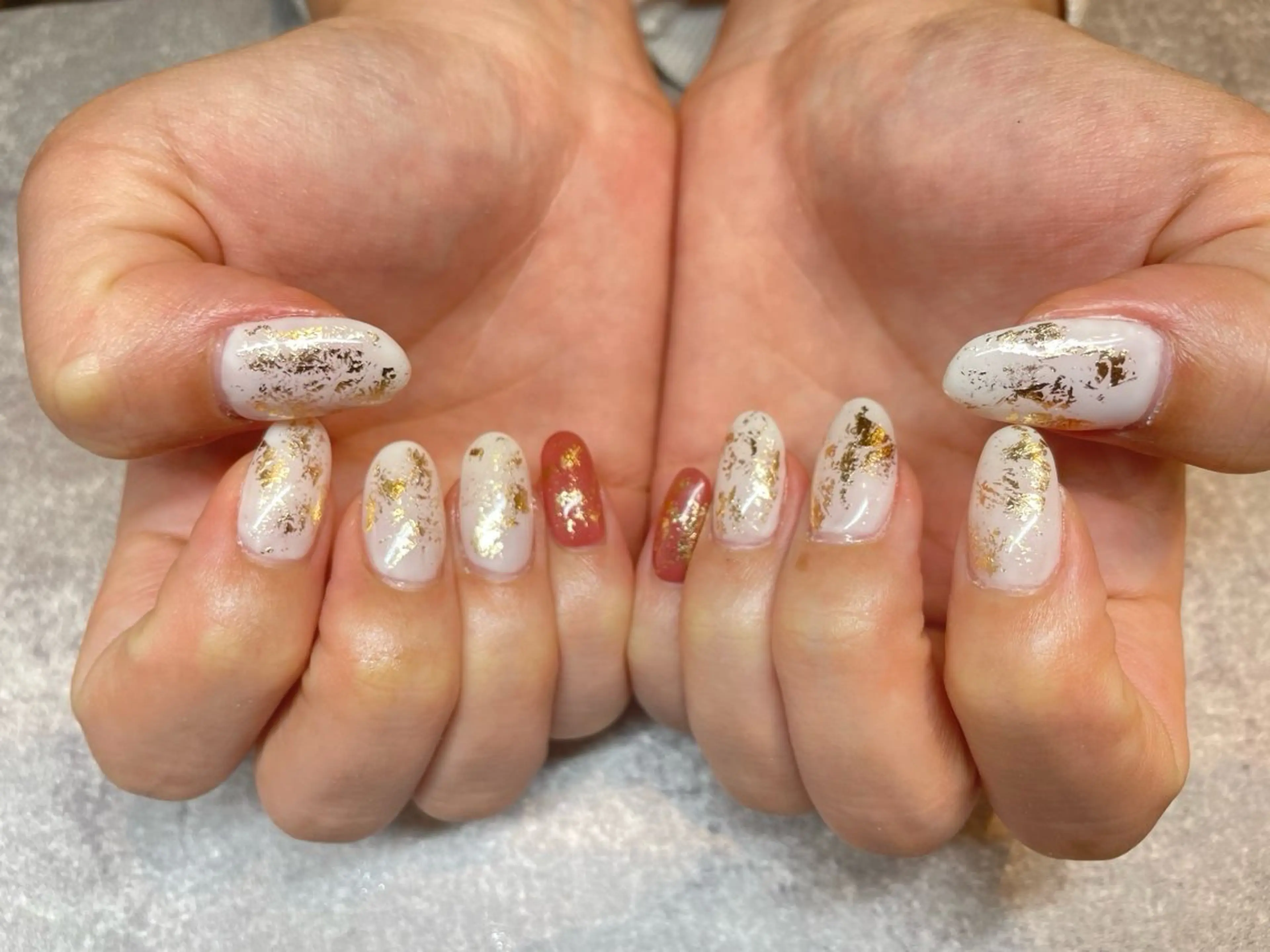 ネイル ゴールド オフィスネイル ホワイト Re :eight Nail所属・NISHIOKA FUKUMIのネイルデザイン
