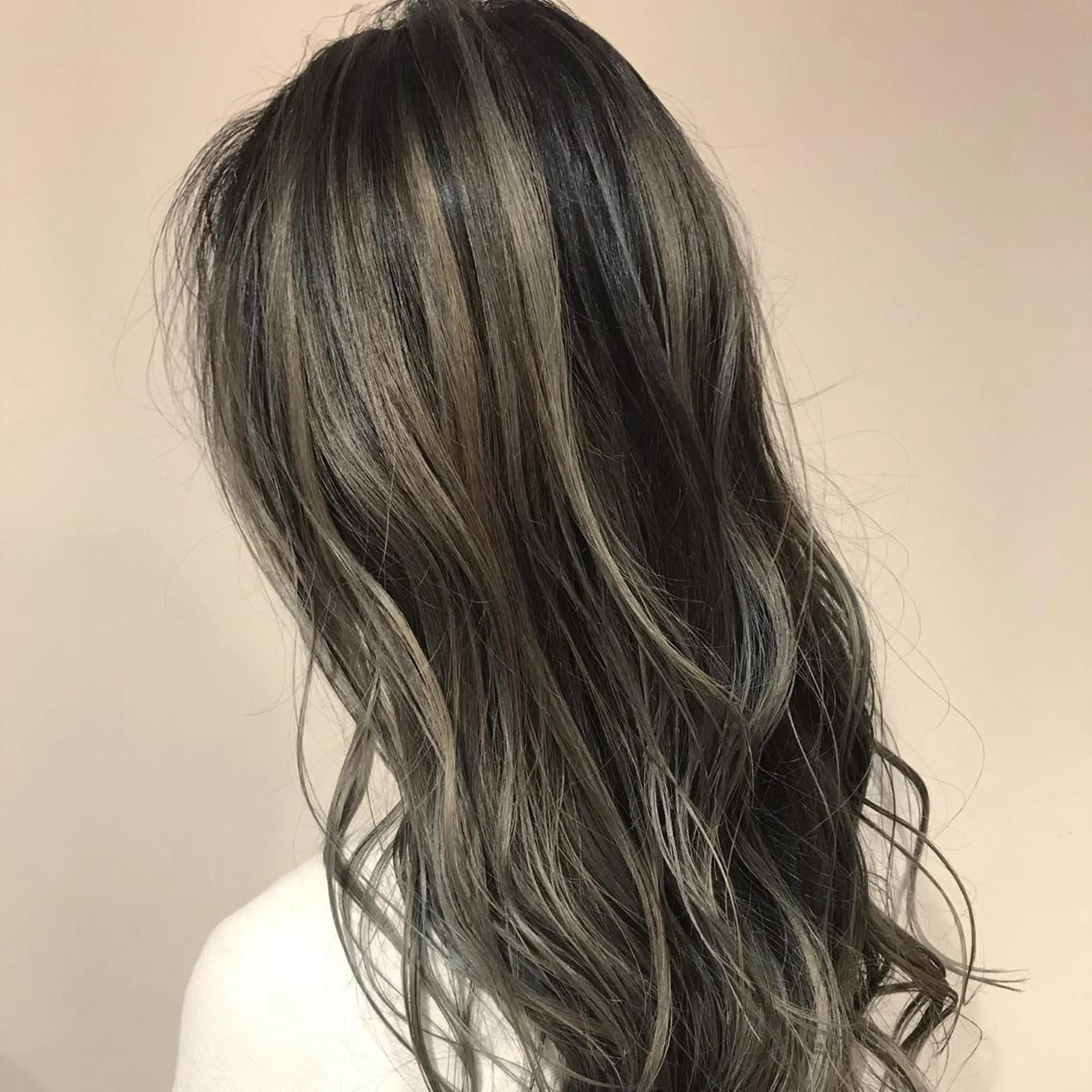 セミロング カラー アッシュ アッシュグレー アッシュグレージュ バレイヤージュ ベージュカラー AMI Hair  supply所属・髪質改善カラー 韓国風レイヤーのヘアスタイル