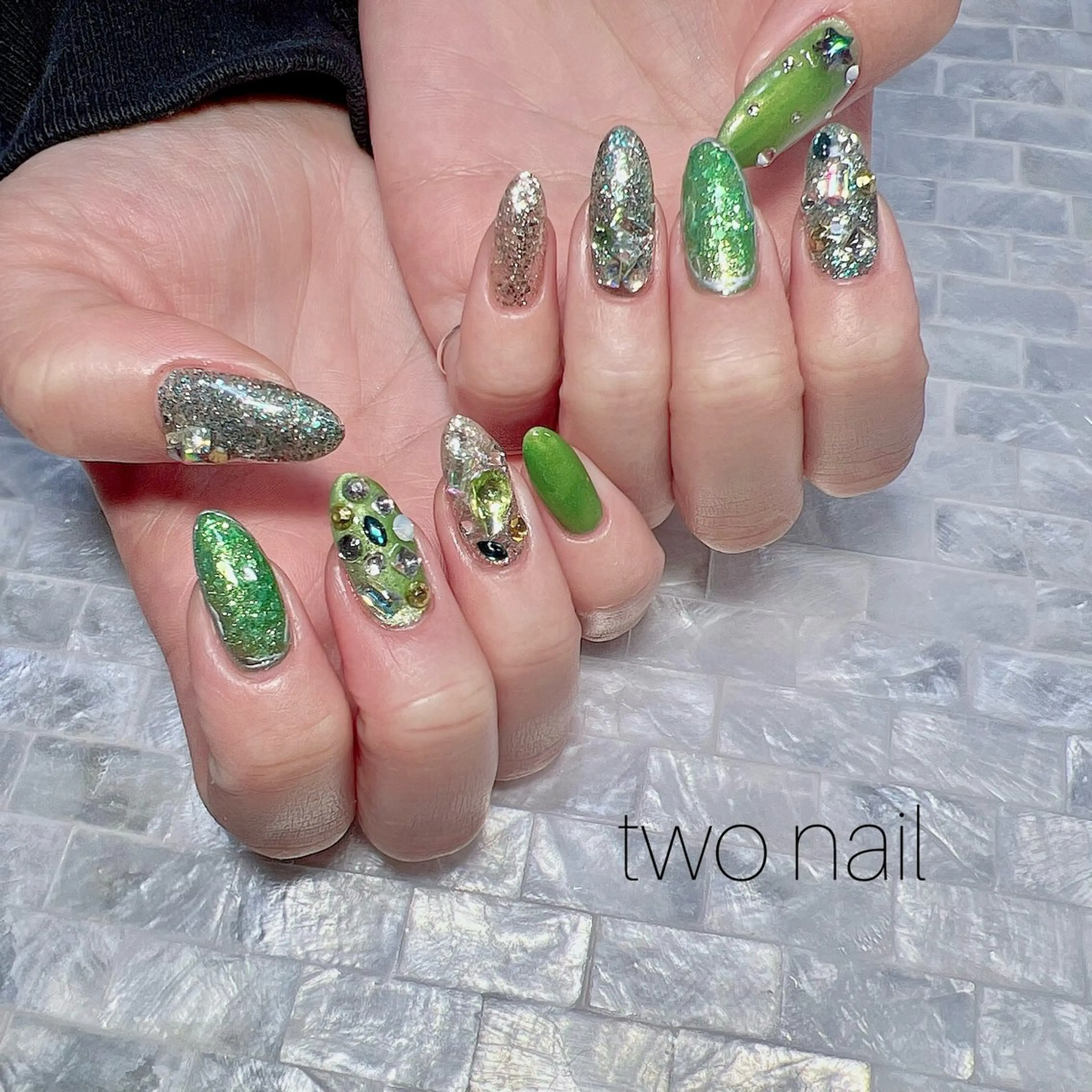 ネイル キラキラネイル ネイルチップ ホワイト ハンドネイル two nailのネイルデザイン