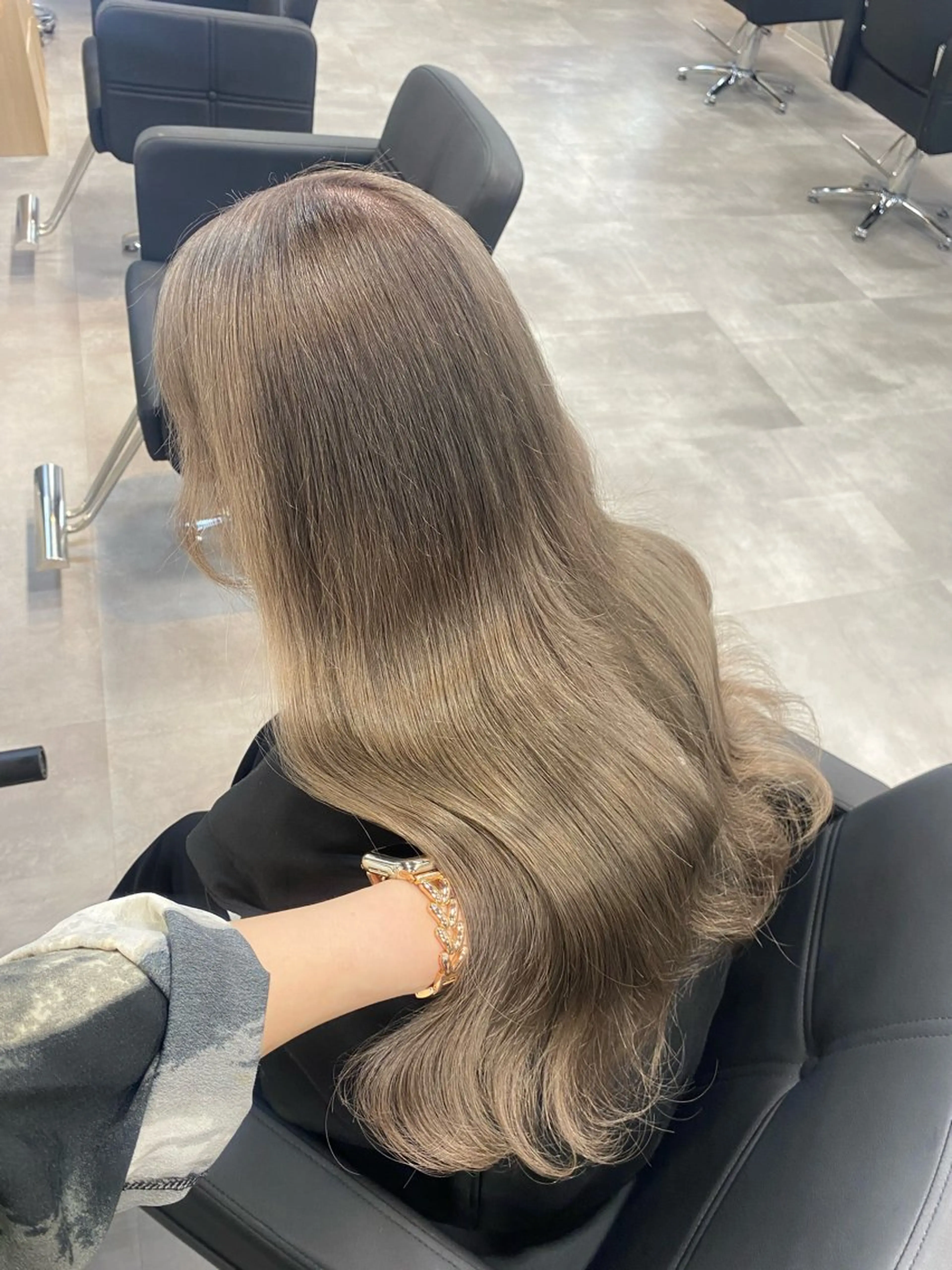 ロング カラー グレージュ ミルクティーグレージュ ヘアカラー トリートメント ヘッドスパ ヘアセット 淡色/ワンホンヘア 🤍MINORIのヘアスタイル