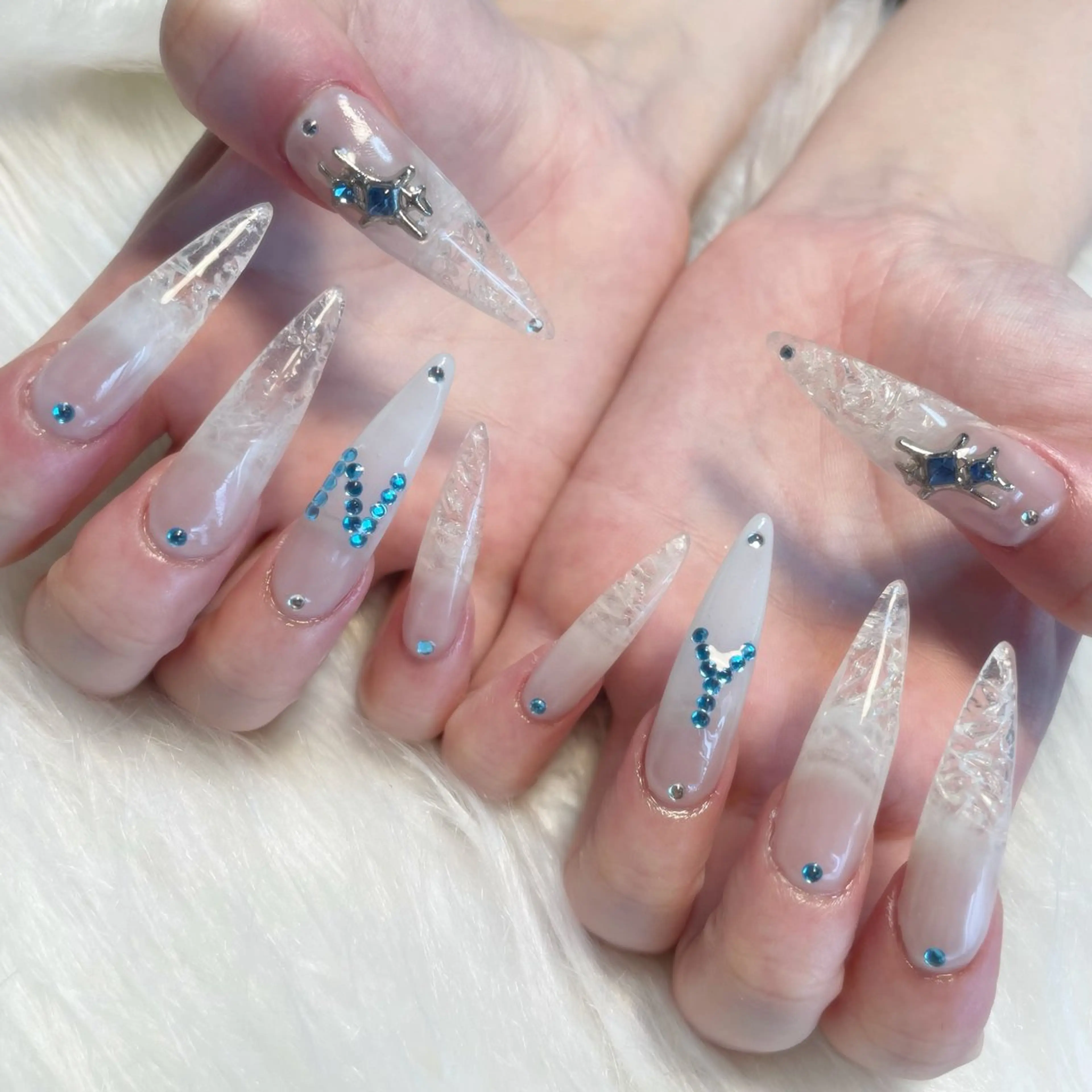 ネイル ハンドネイル ゴテゴテ💙ワンホン リオナのネイルデザイン