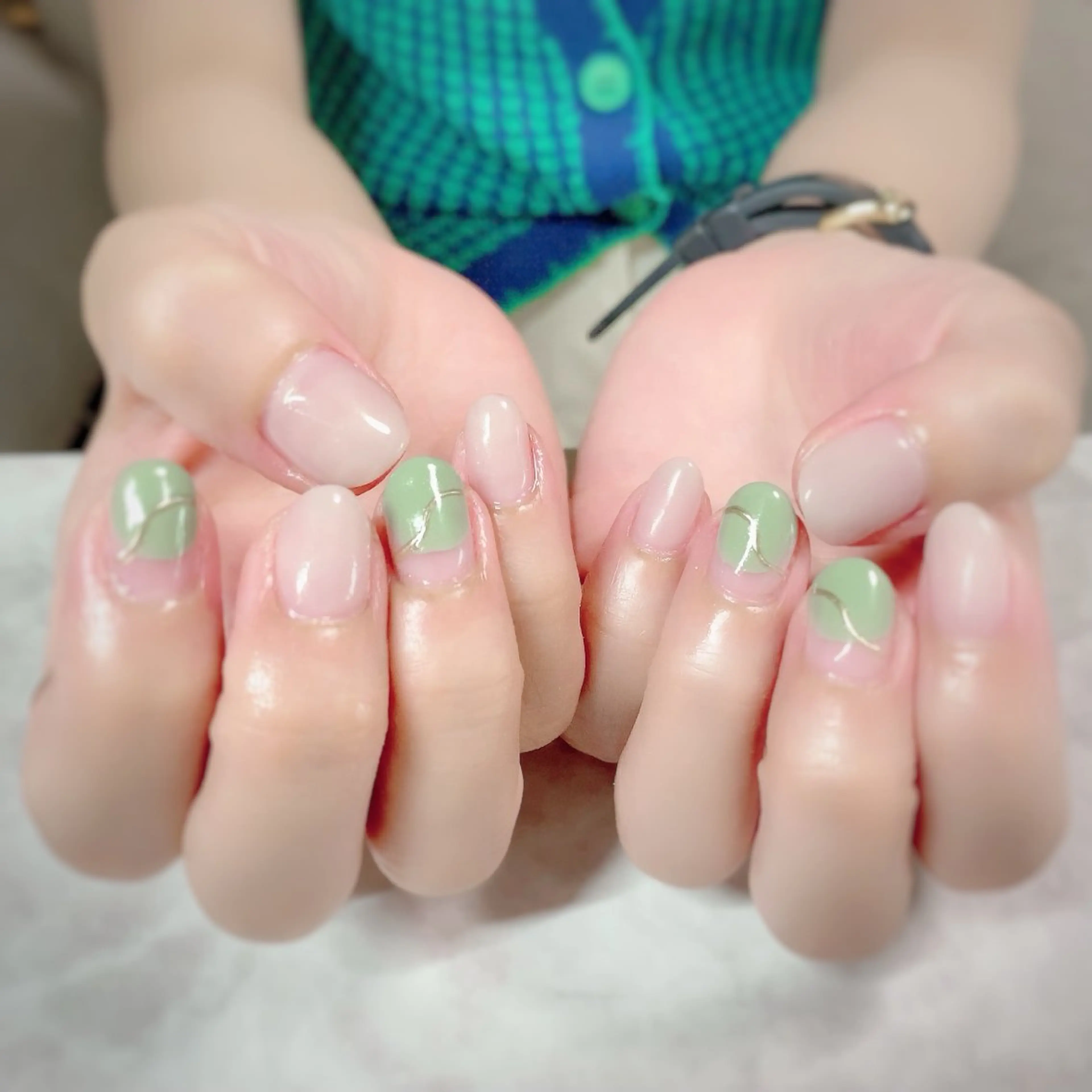 ネイル アートネイル オフィスネイル ピスタチオネイル マジョリカ ブルーのネイルデザイン