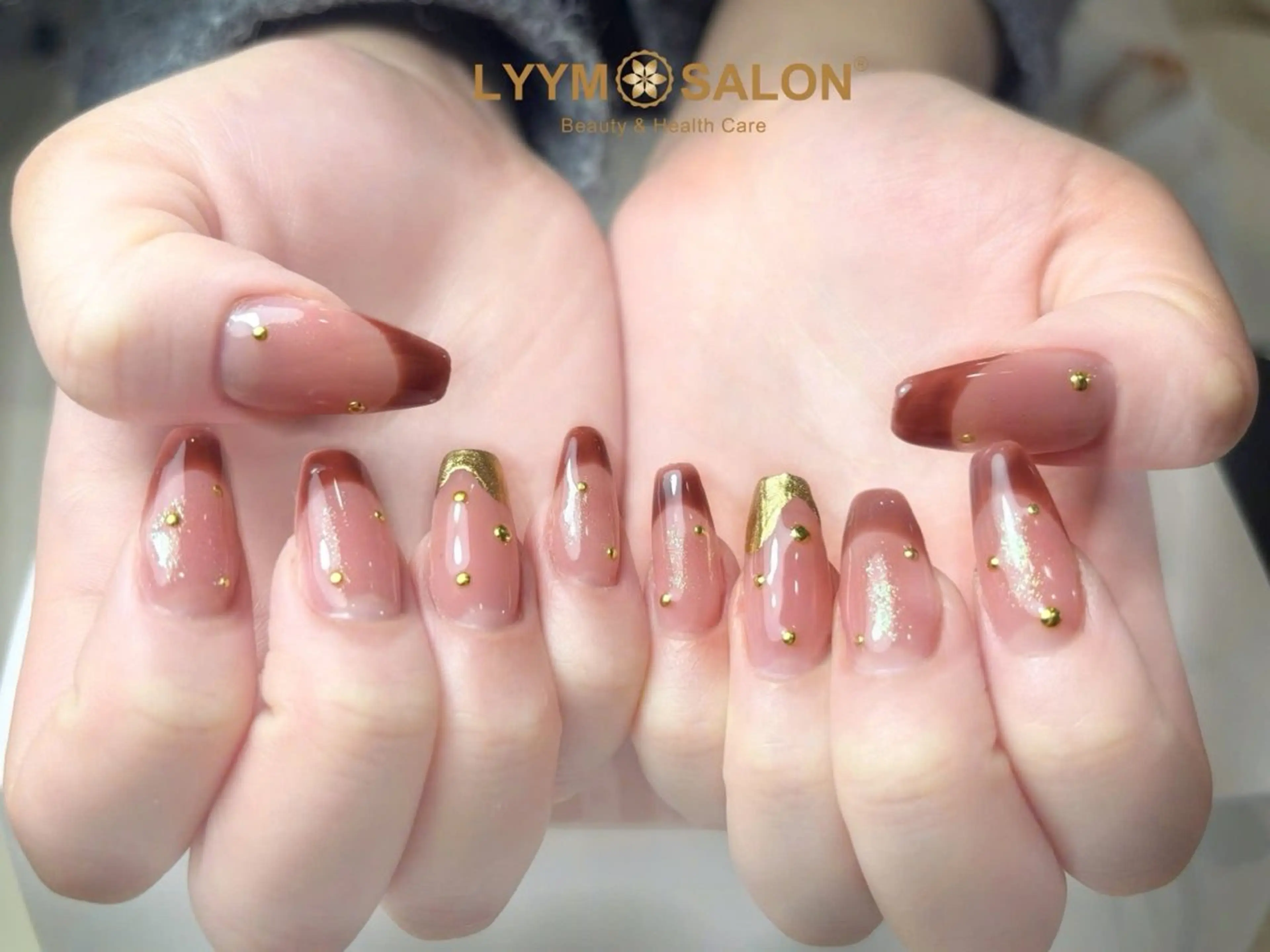 ネイル ブラウン フレンチネイル ゴールド シンプルネイル ハンドネイル ハンドケア LYYM Salonのネイルデザイン