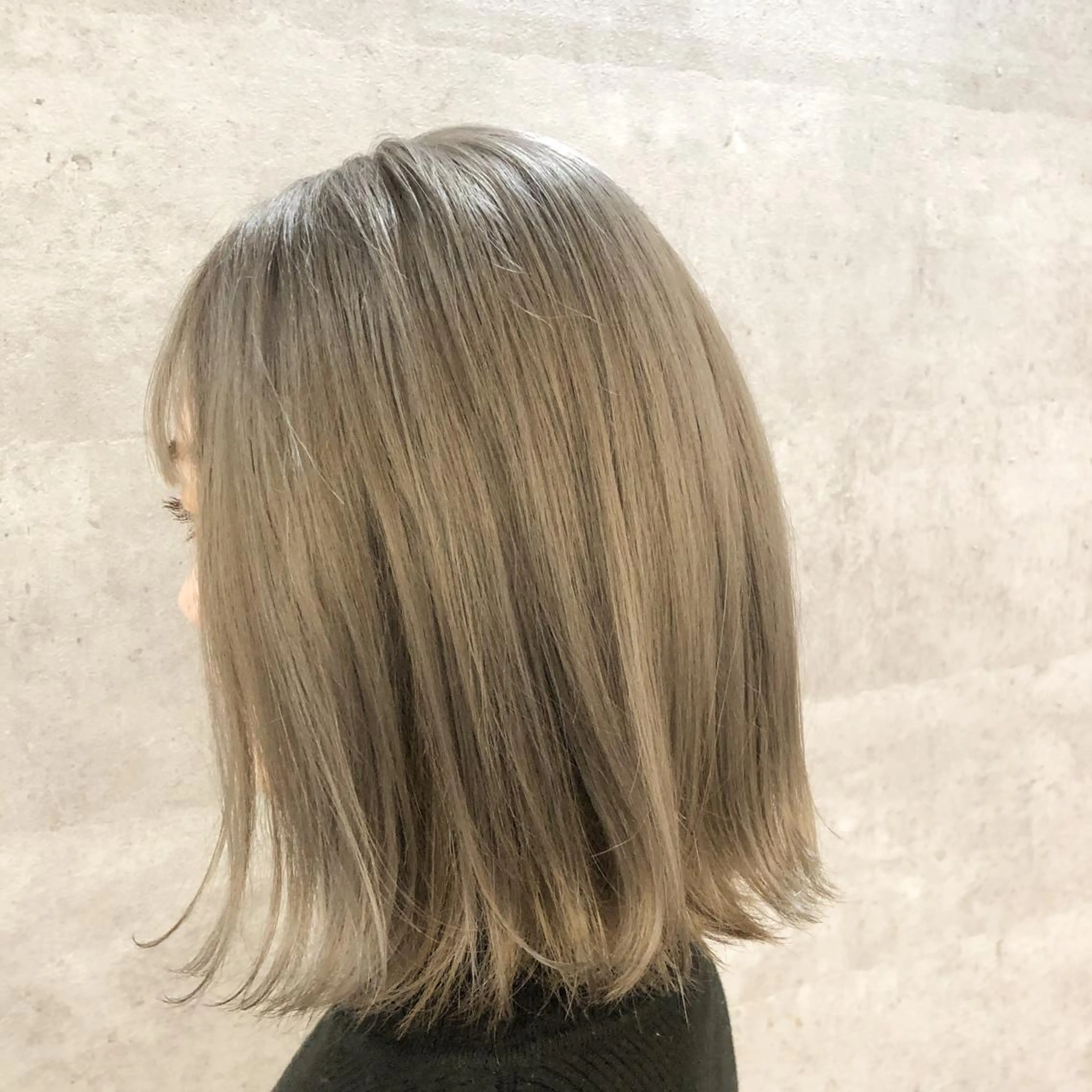 ミディアム カラー アディクシーカラー ブリーチ ブロンド イルミナカラー トリートメント i  plus＋所属・髪質改善で 憧れの潤艶美髪にのヘアスタイル