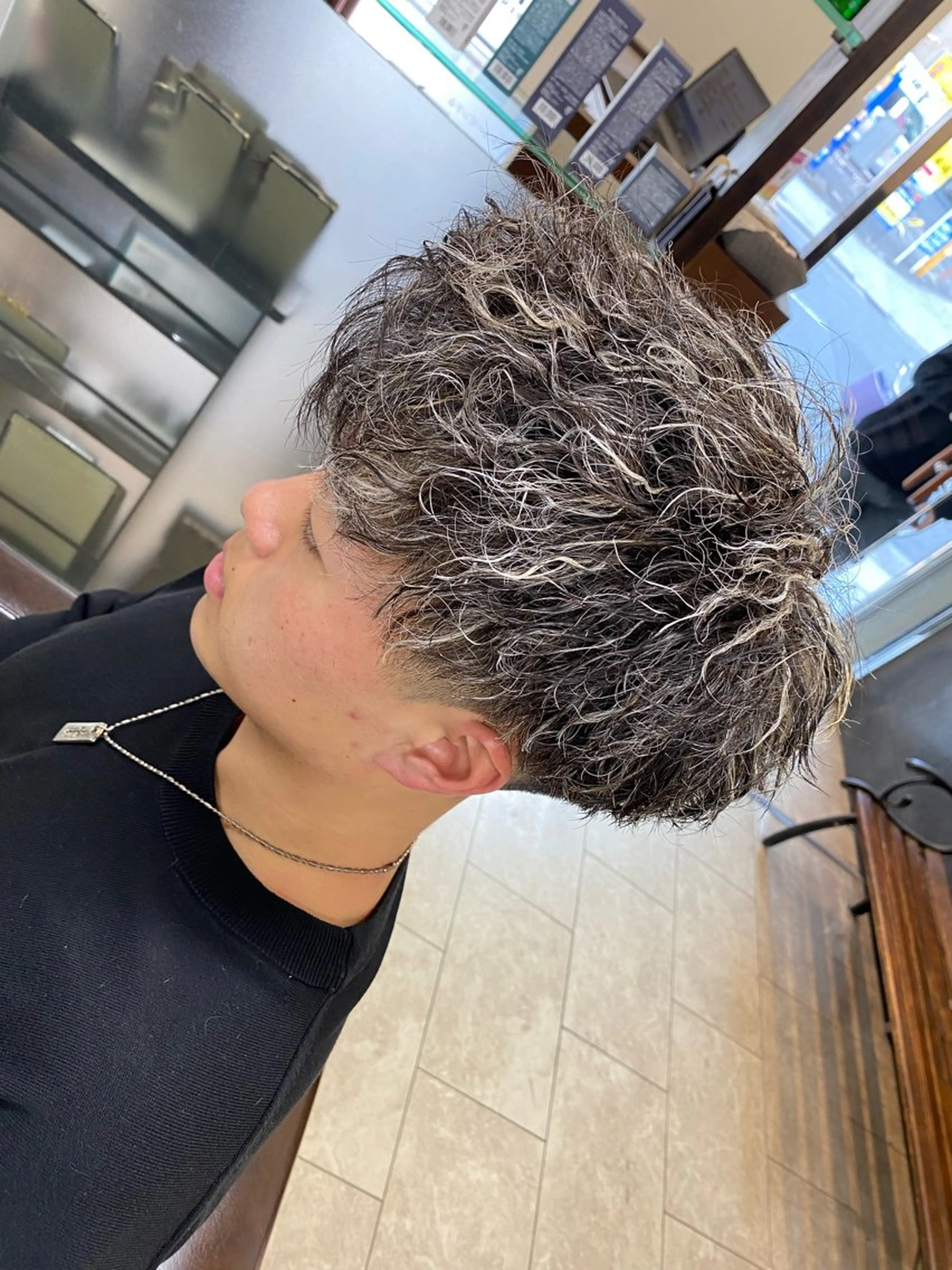 ミディアム パーマ 鶴田 海音のヘアスタイル