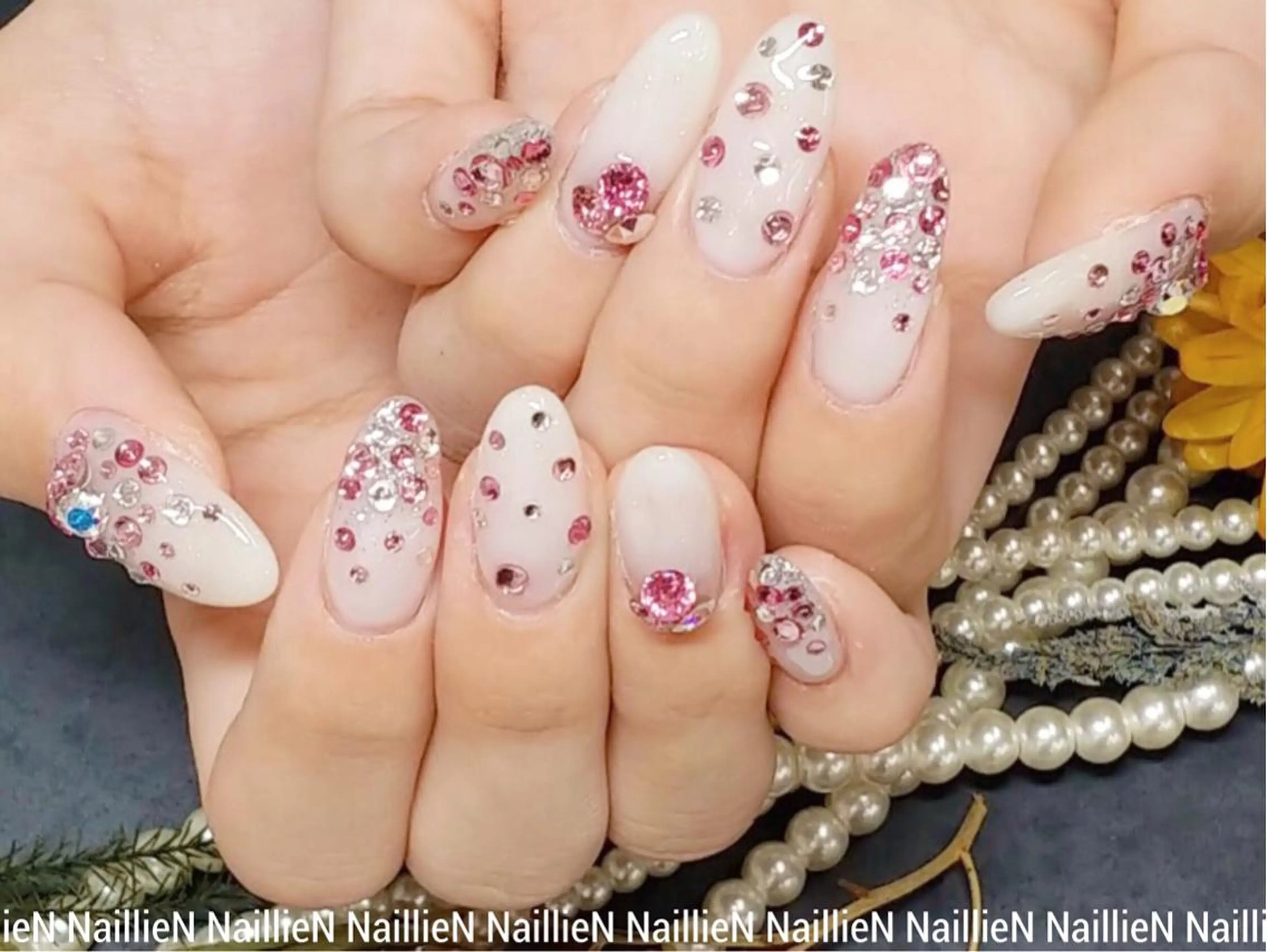 ネイル ゴージャス ラメ(グリッター) シンプルネイル ホワイト ハンドネイル Nail lieNのネイルデザイン