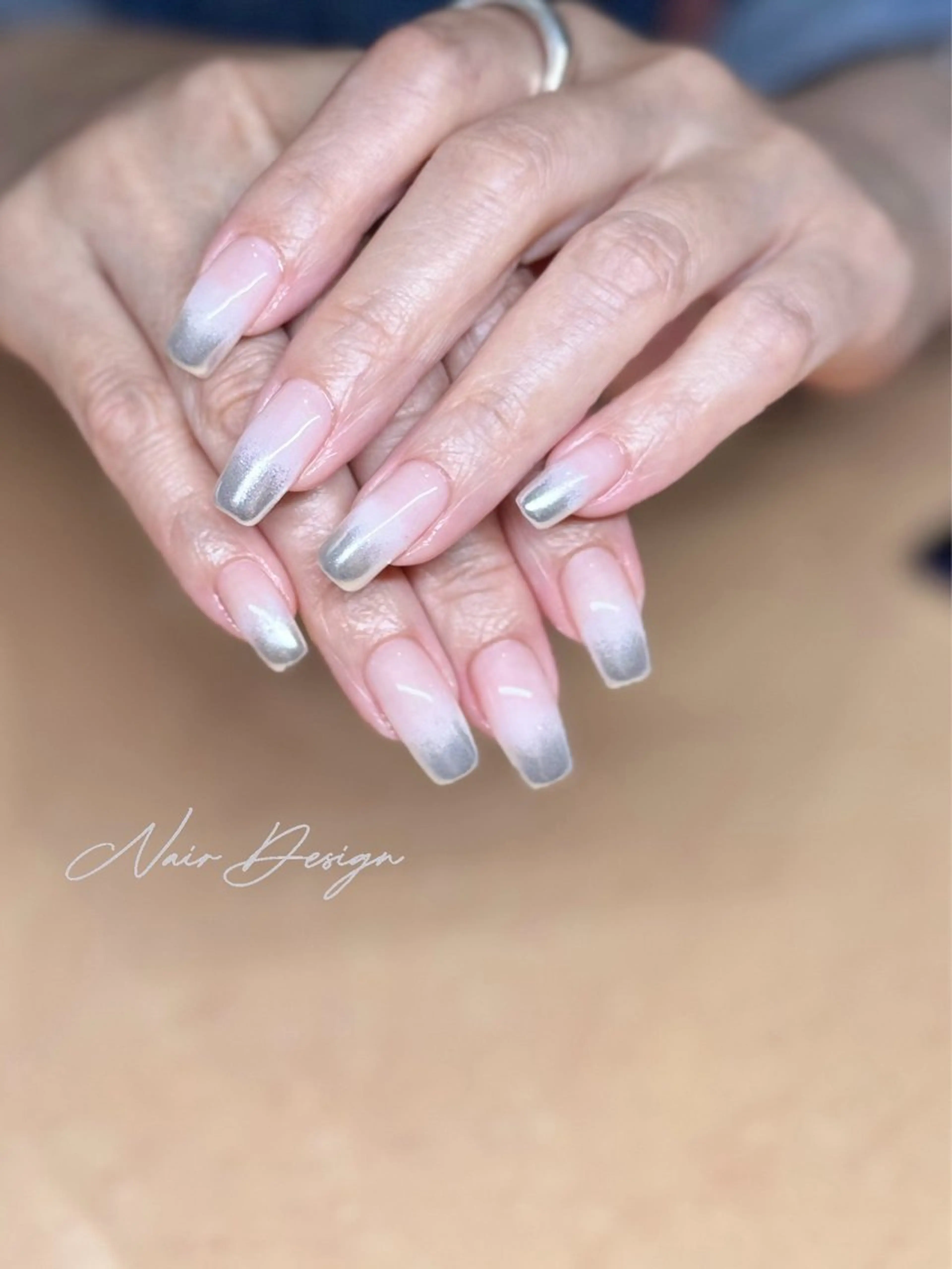 ネイル グラデーション ミラーネイル ハンドネイル ハンドケア 𝓝𝓪𝓲𝓻 𝓝𝓪𝓲𝓵のネイルデザイン