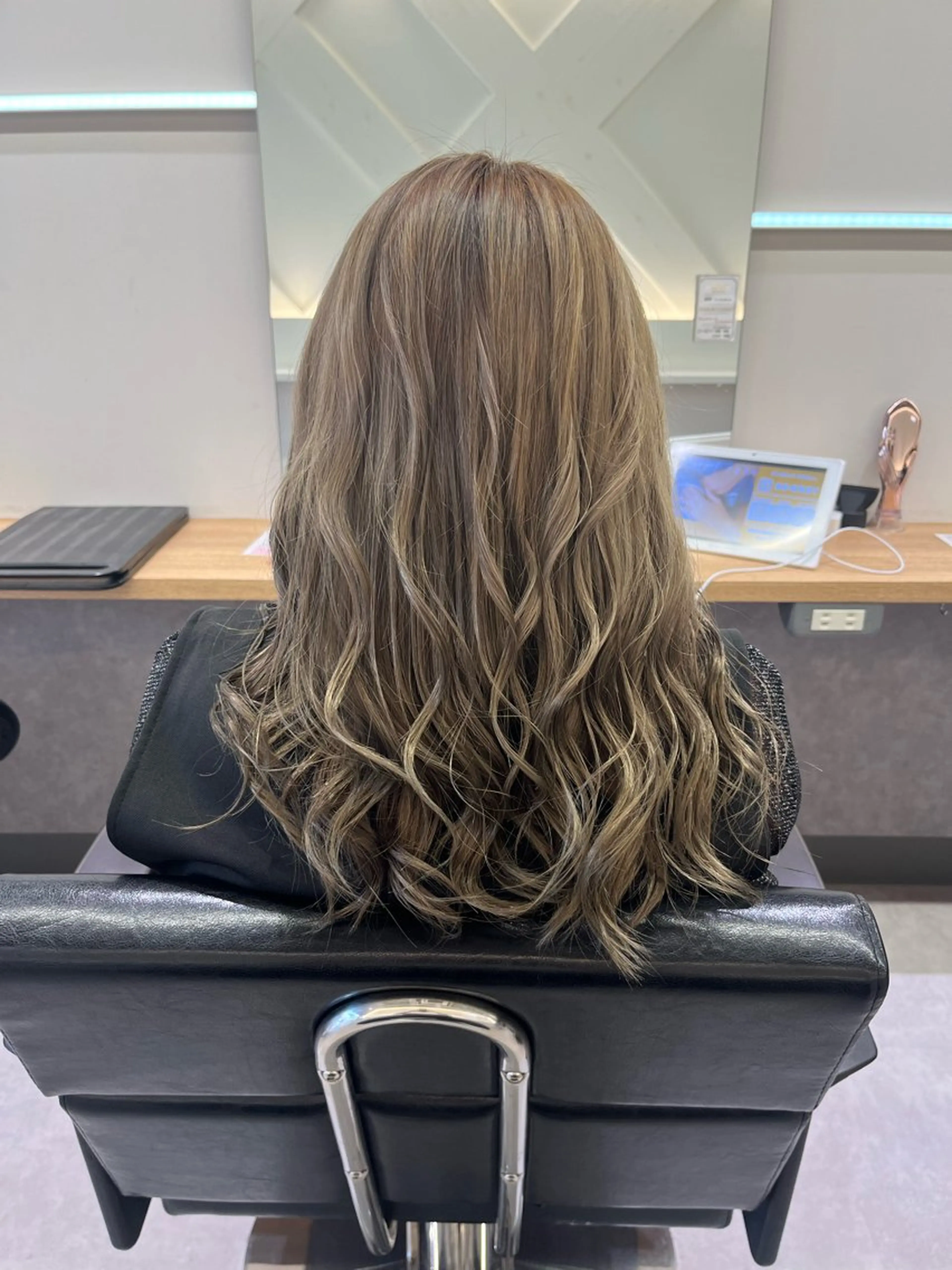 セミロング 狐カラー ハイライト レイヤーカット トリートメント ヘアカラー トリートメント Unfrose所属・五月女 和樹のヘアスタイル