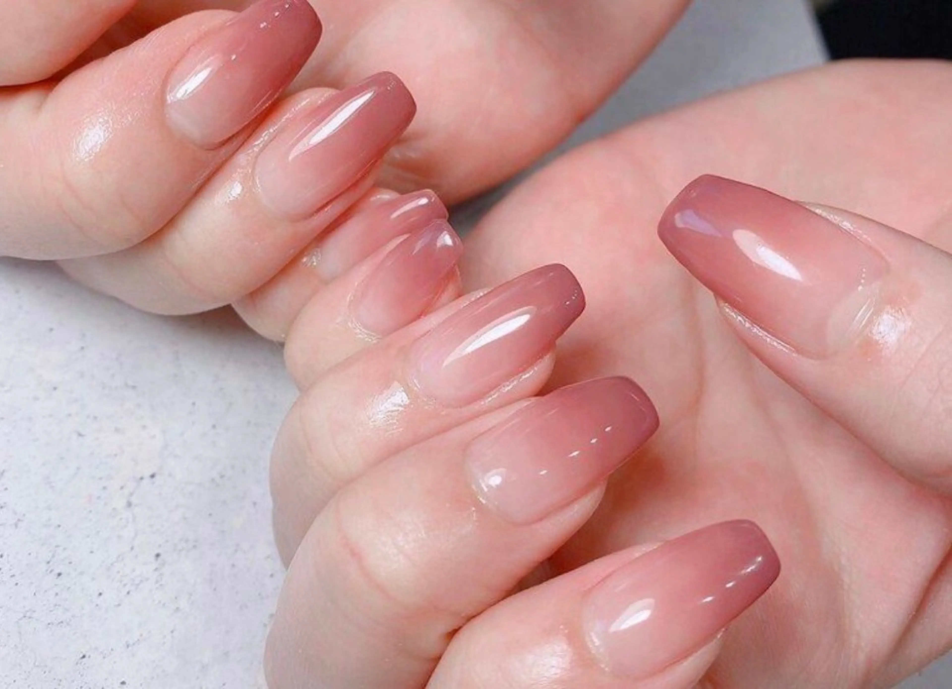 オフあり💅カラーグラデーション🪽ラメグラデーション✨伸びても気にならないデザインです✴️の写真