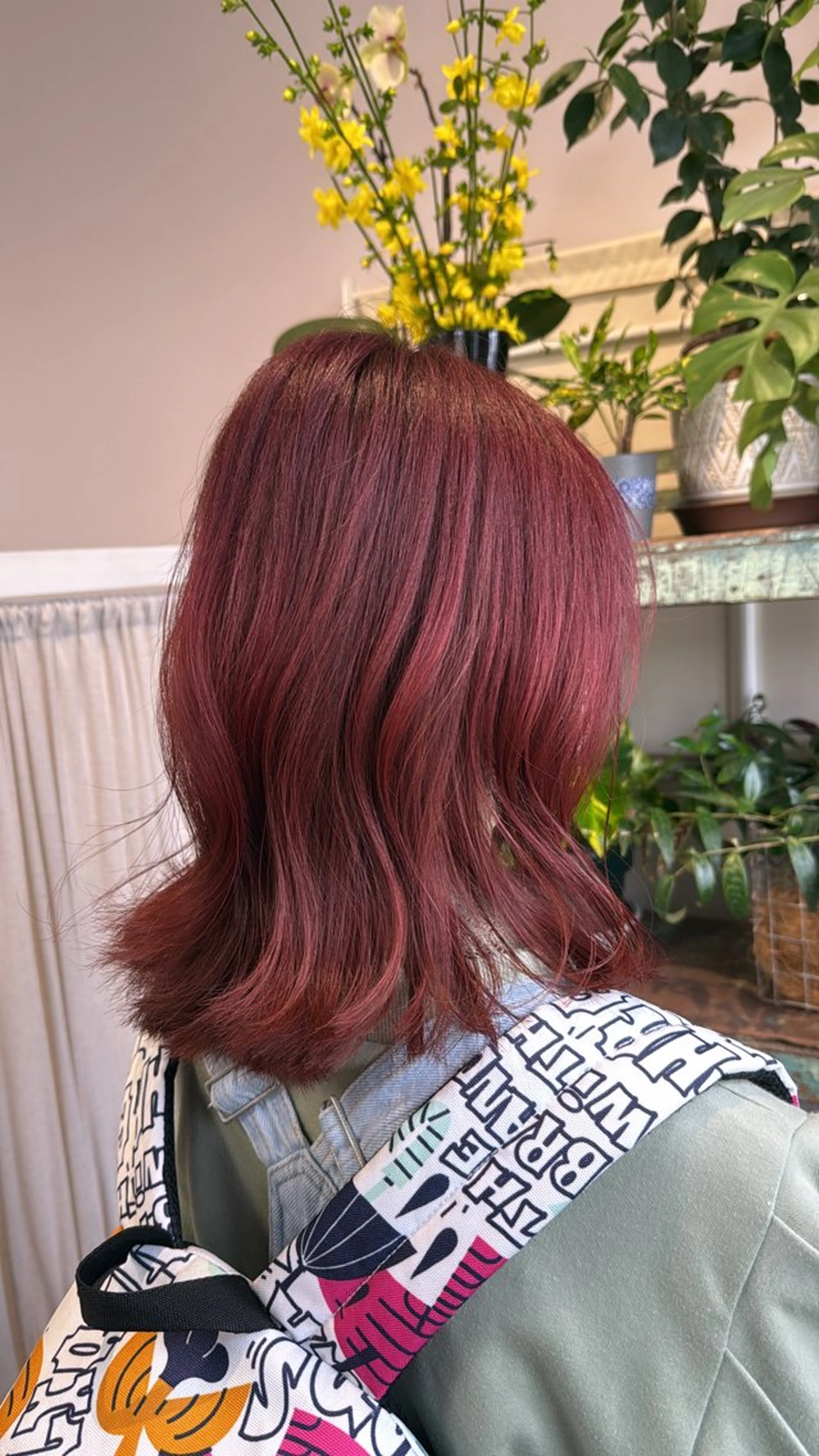 セミロング カラー カシス ピンクカラー カット ヘアカラー トリートメント Sakura .のヘアスタイル