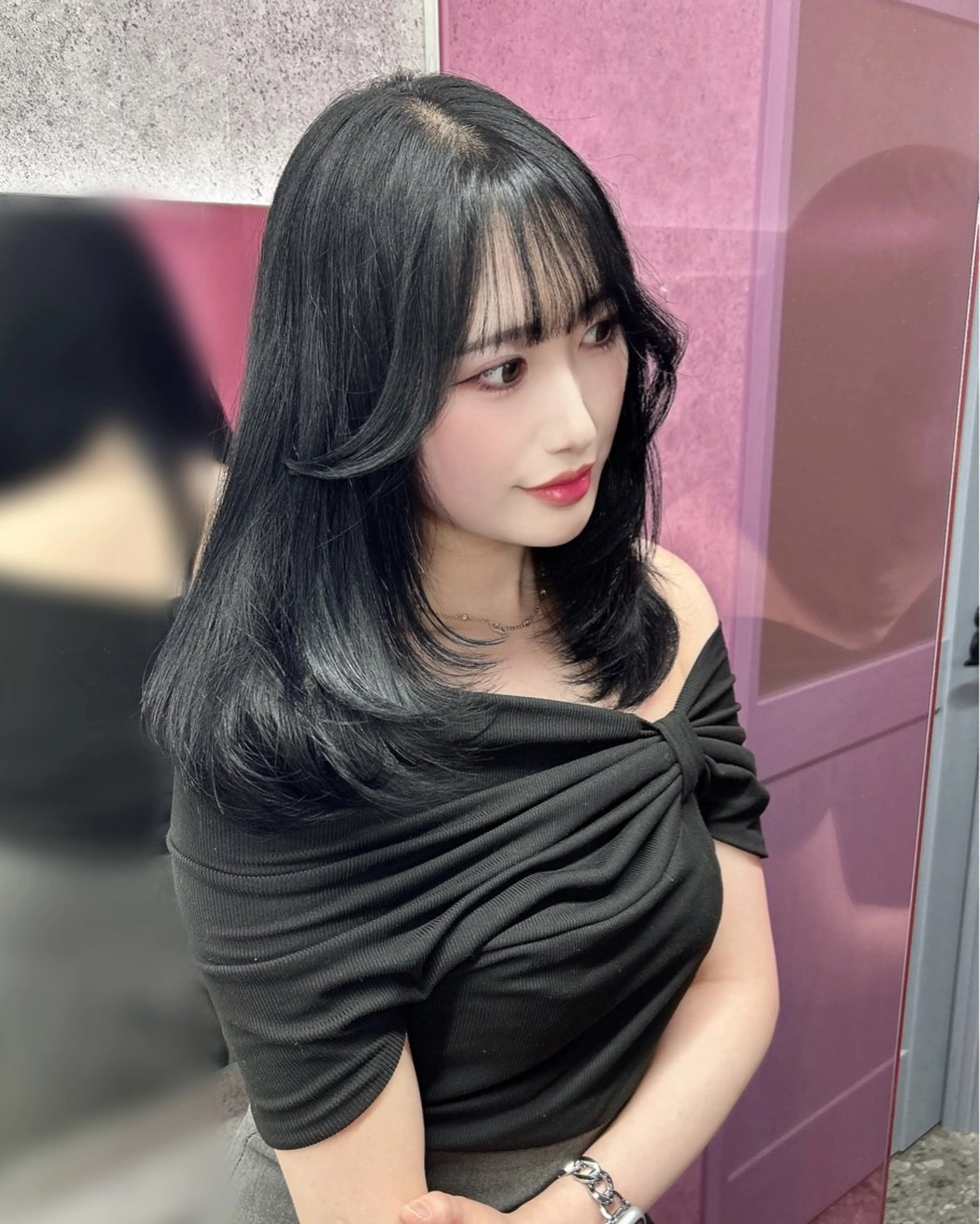 カラー 黒髪 ブルーカラー ブルーブラック カット ヘアカラー LANDS所属・nanaka 🤍韓国ワンホンヘアのヘアスタイル