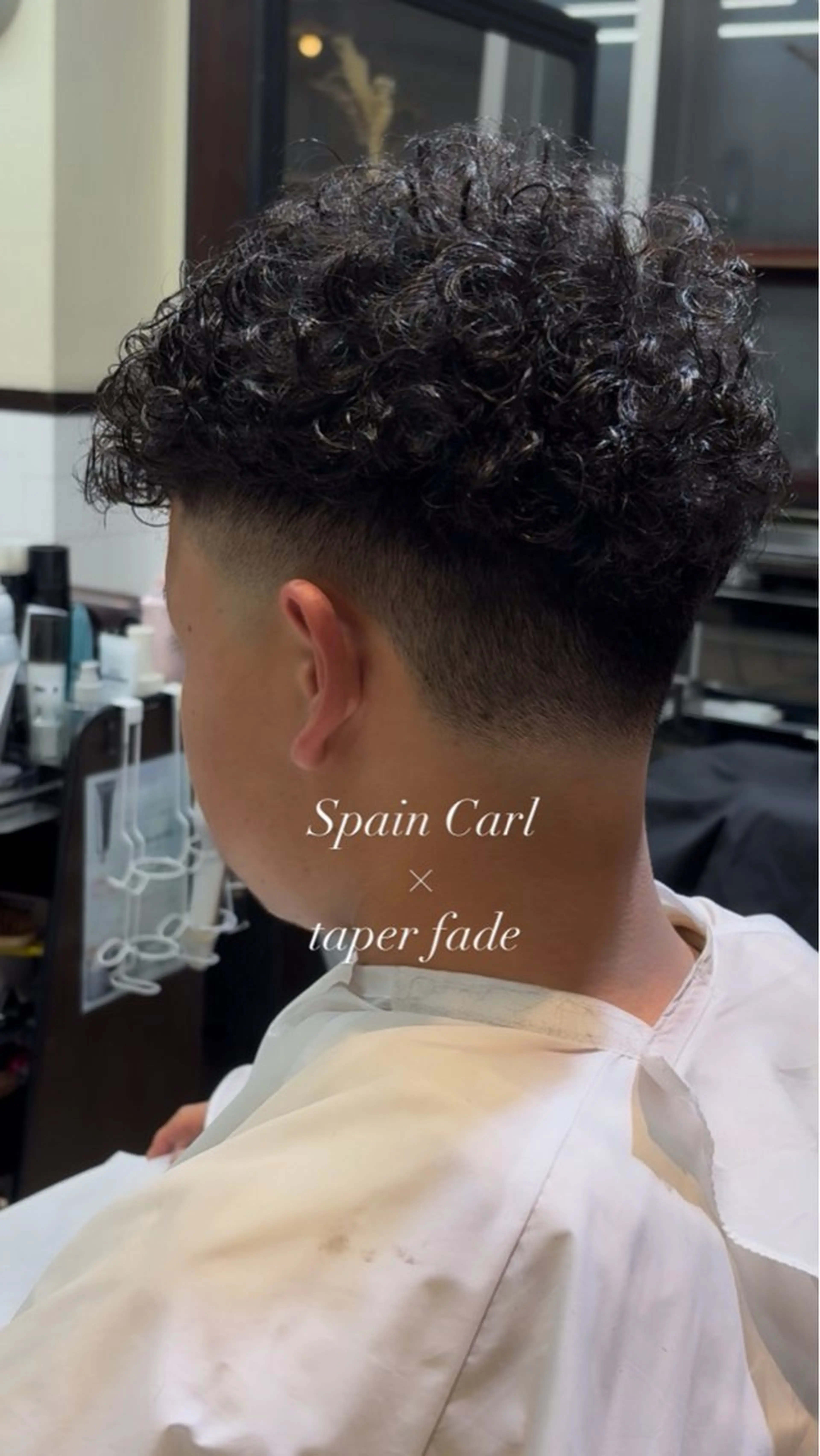 パーマ メンズ フェードカット スペインカール 山本 拓実のヘアスタイル