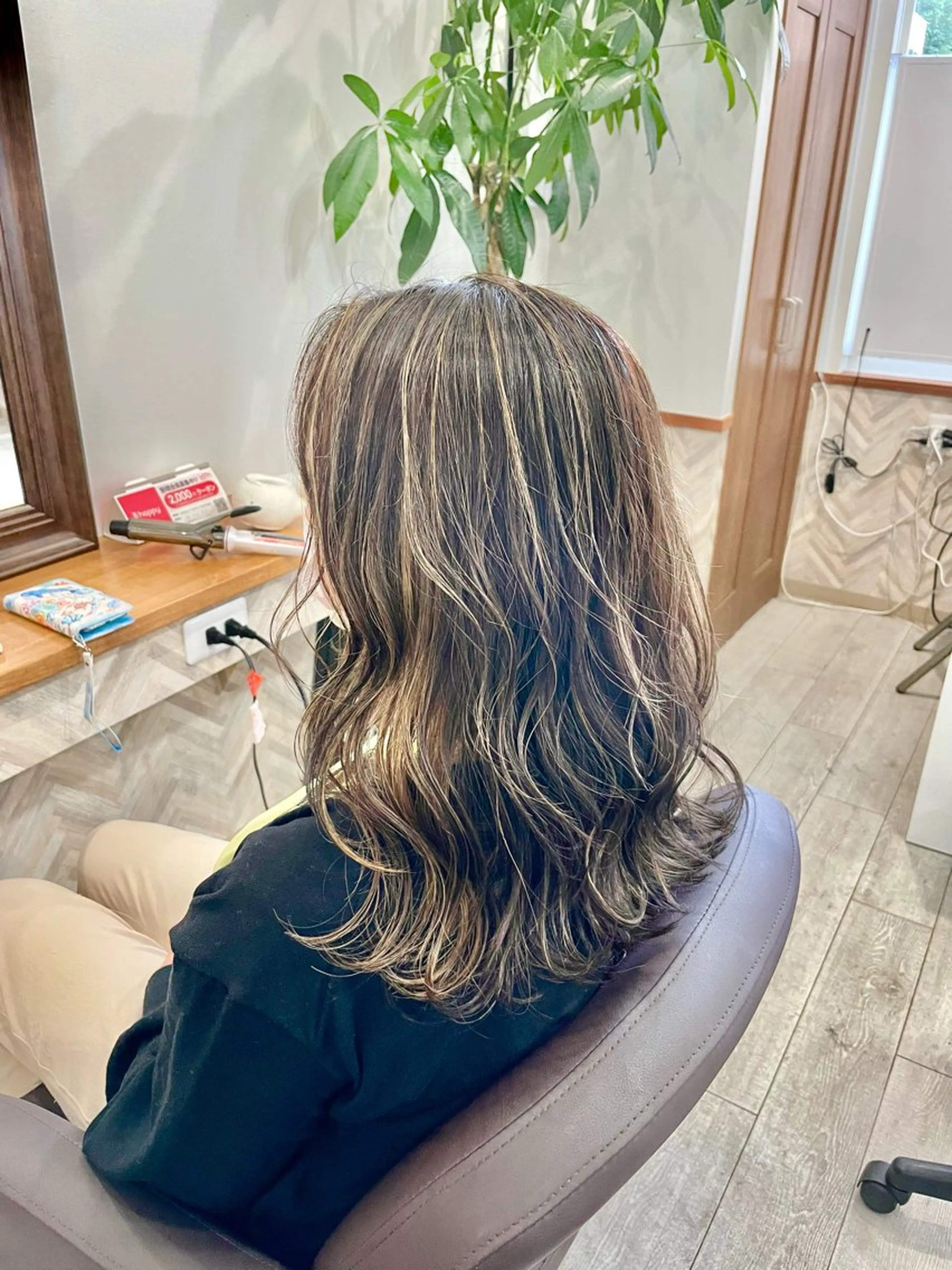 セミロング フェードパーマ 新倉幸之助のヘアスタイル