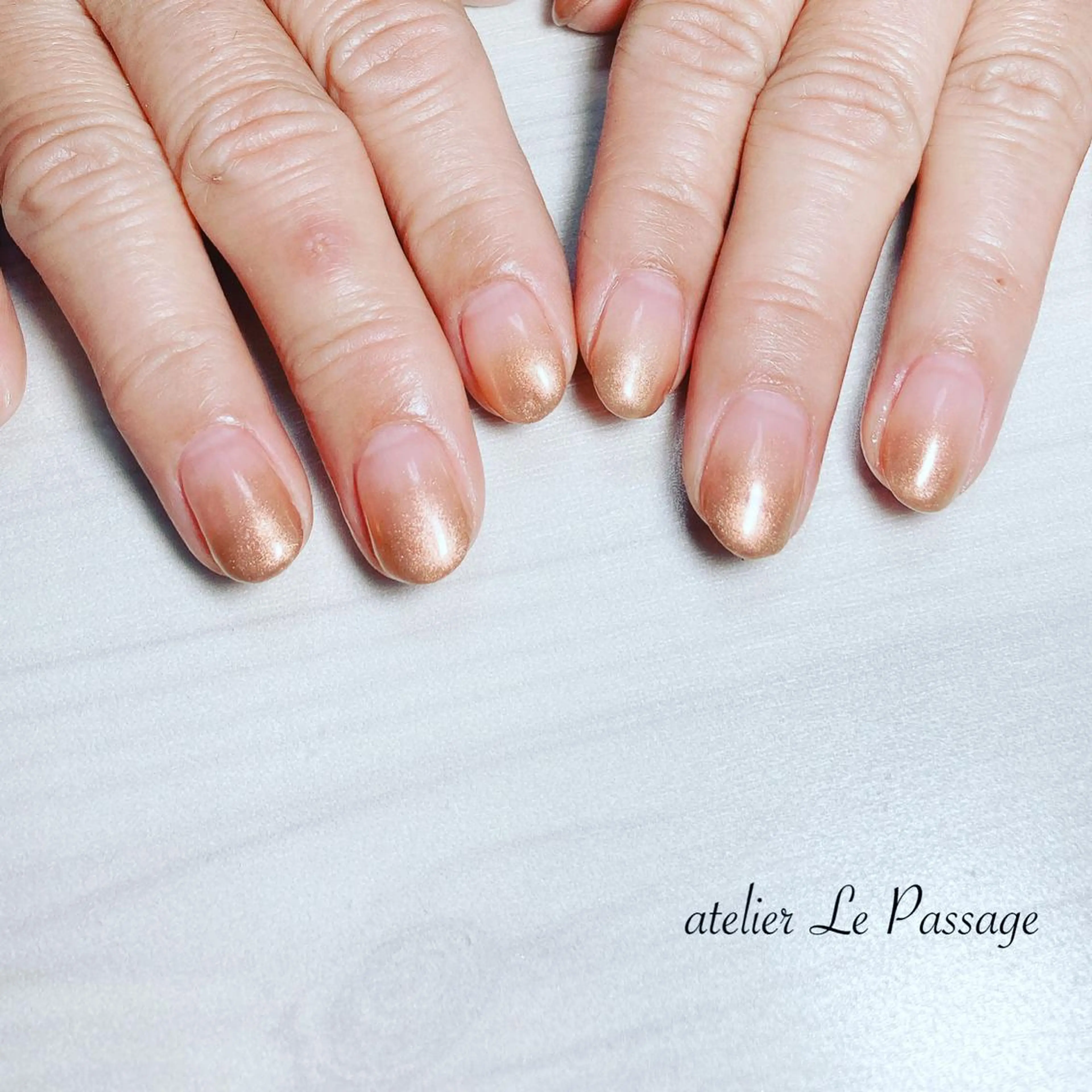 ネイル ジェルネイル ゴールド グラデーション オフィスネイル ワンカラーネイル Atelier Le Passage所属・h nakatsukaのネイルデザイン