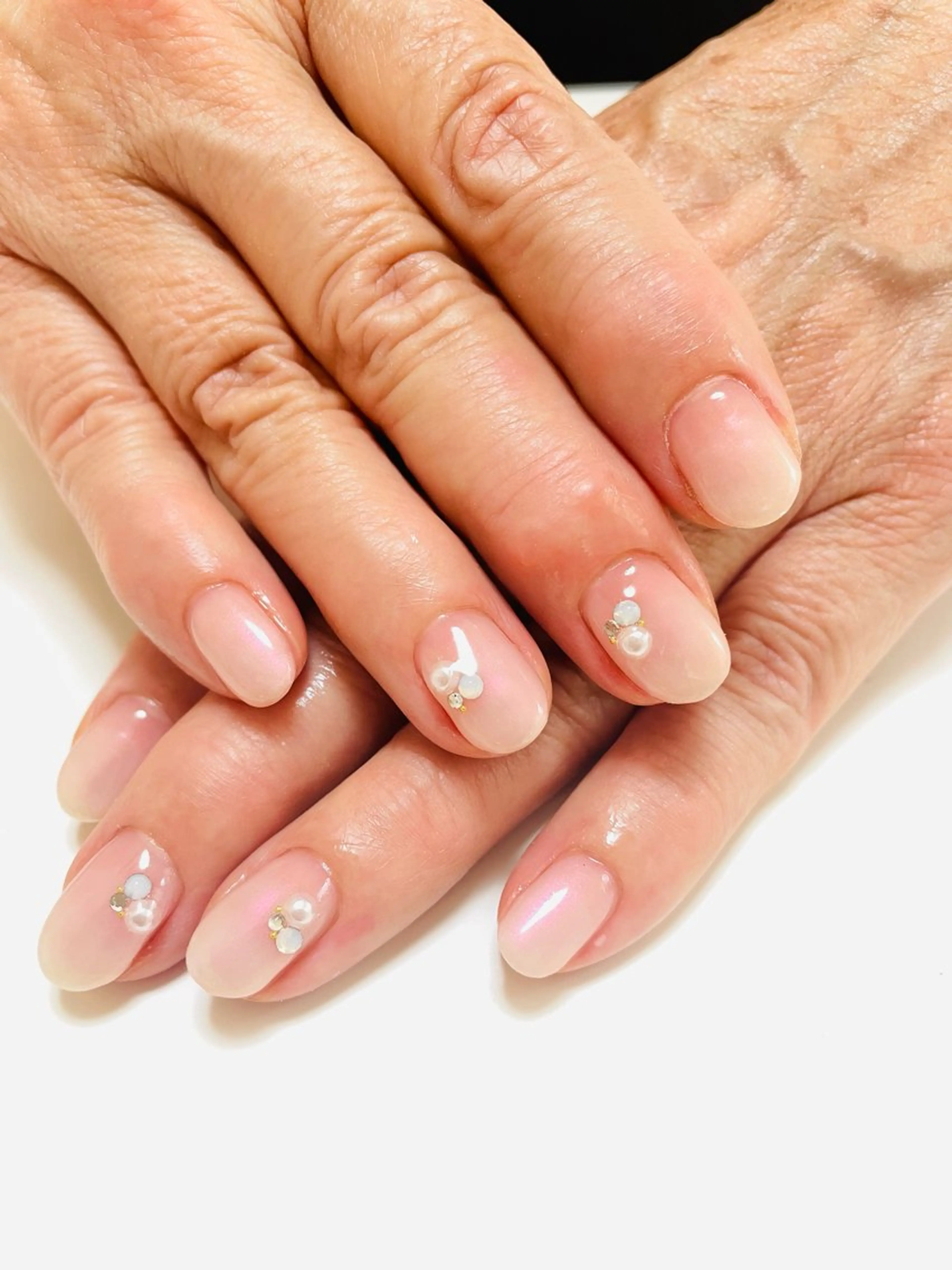 ネイル グラデーション ストーンネイル ホワイト ハンドネイル ネイルサロンsachi所属・Sachi NAILのネイルデザイン