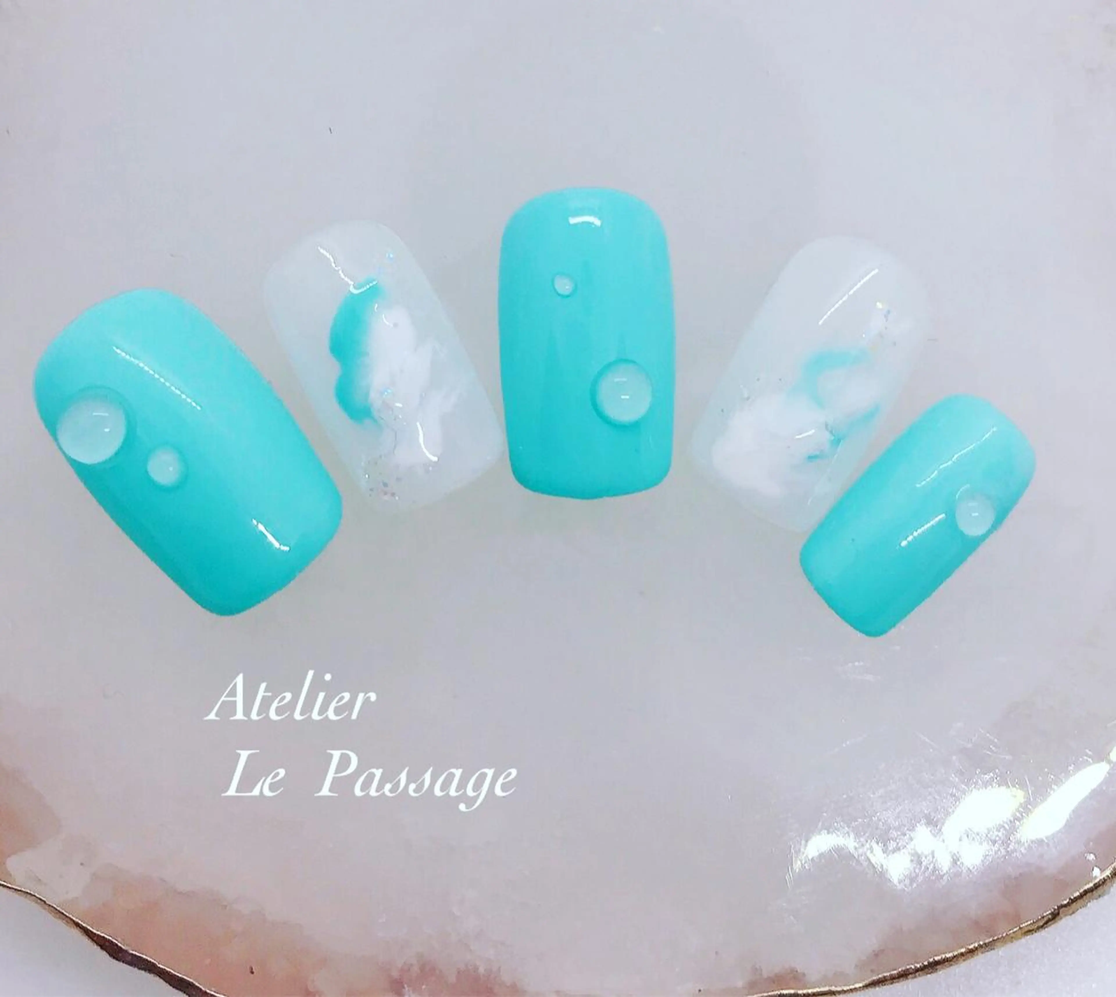 ネイル ジェルネイル 水色 ニュアンスネイル パラジェル シンプルネイル Atelier Le Passage所属・h nakatsukaのネイルデザイン