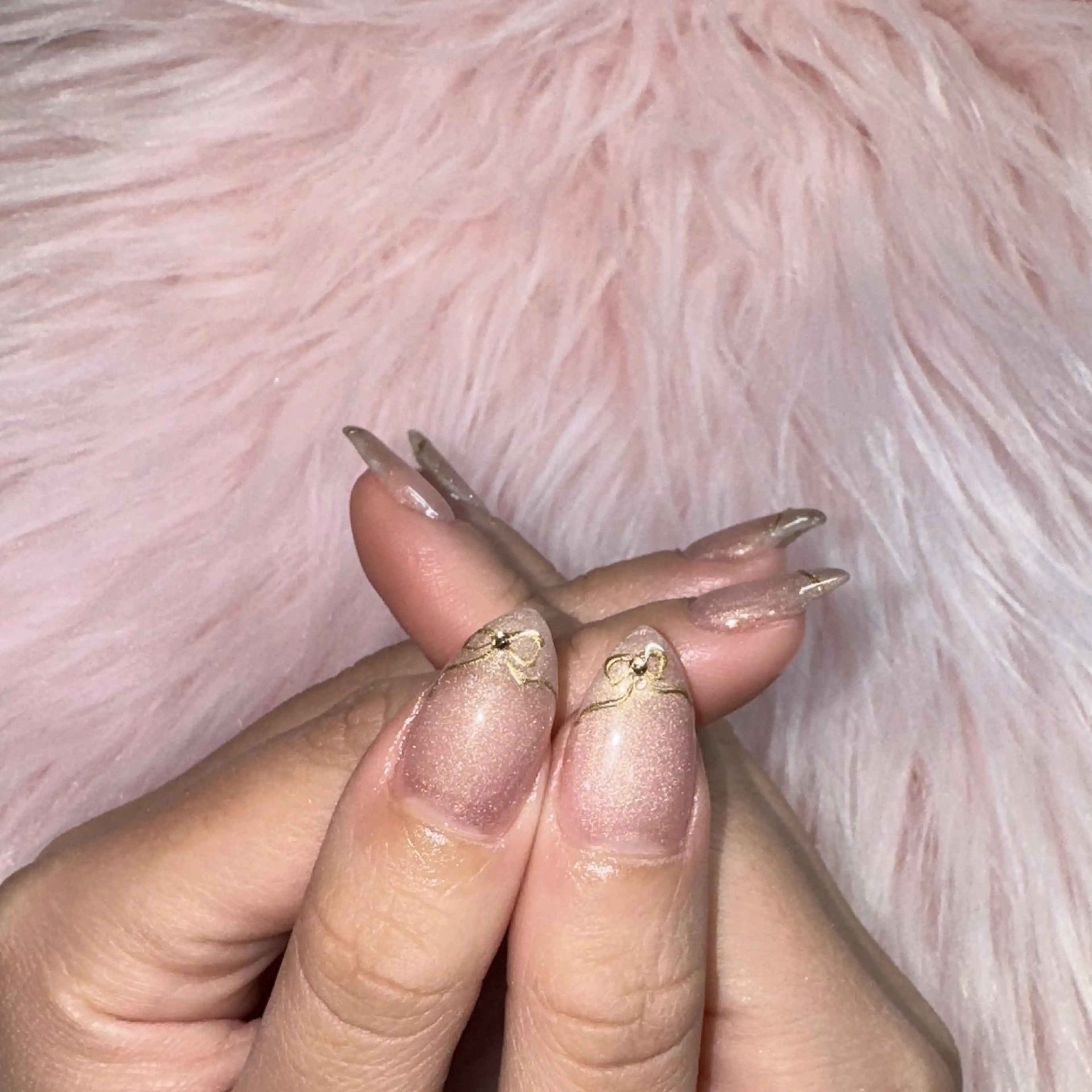 ネイル リボン ハンドネイル RIEKO🍒 ワンホン♡推しネイルのネイルデザイン