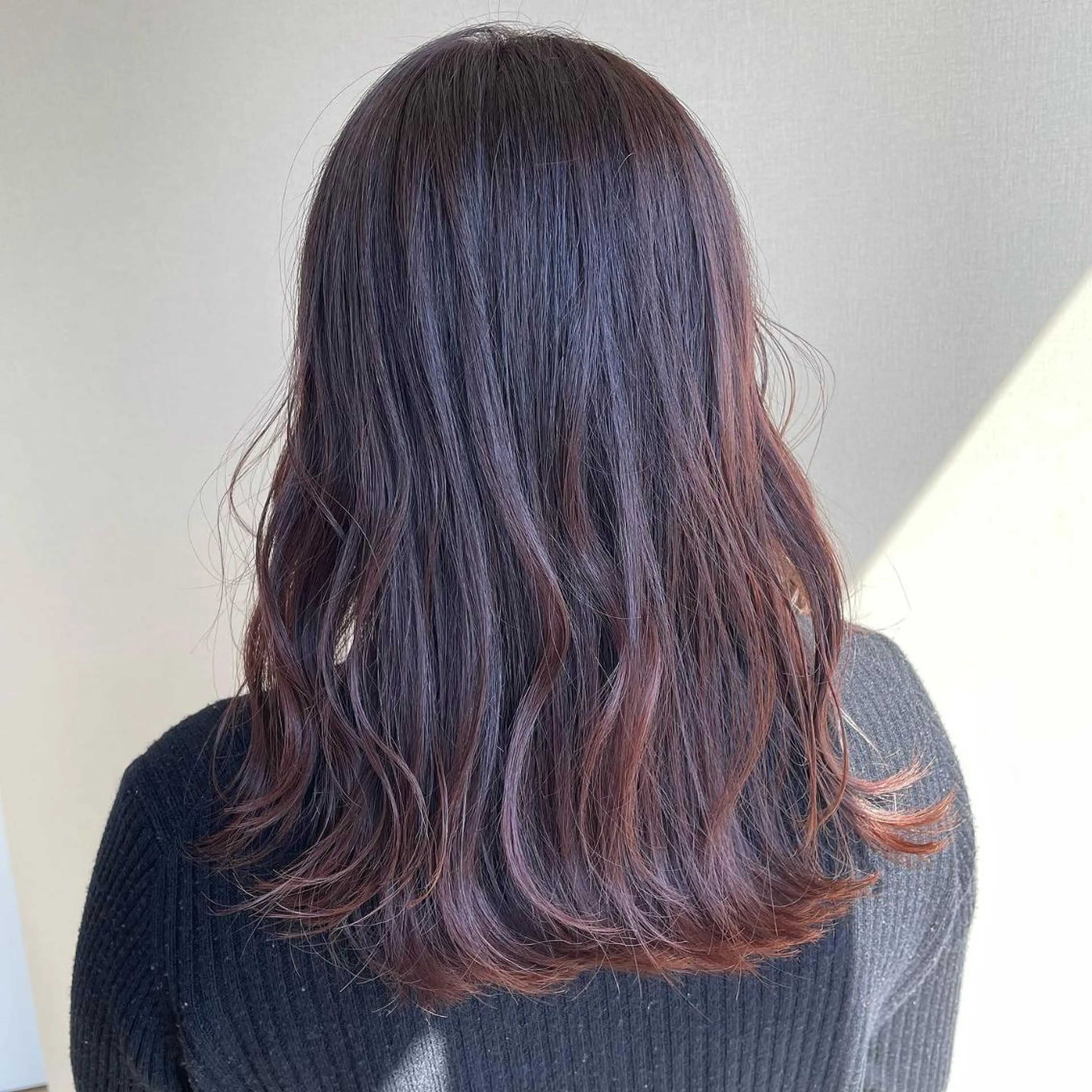 ミディアム カラー グラデーションカラー 切りっぱなしボブ/ 蒲生四丁目/伊藤瑠唯のヘアスタイル