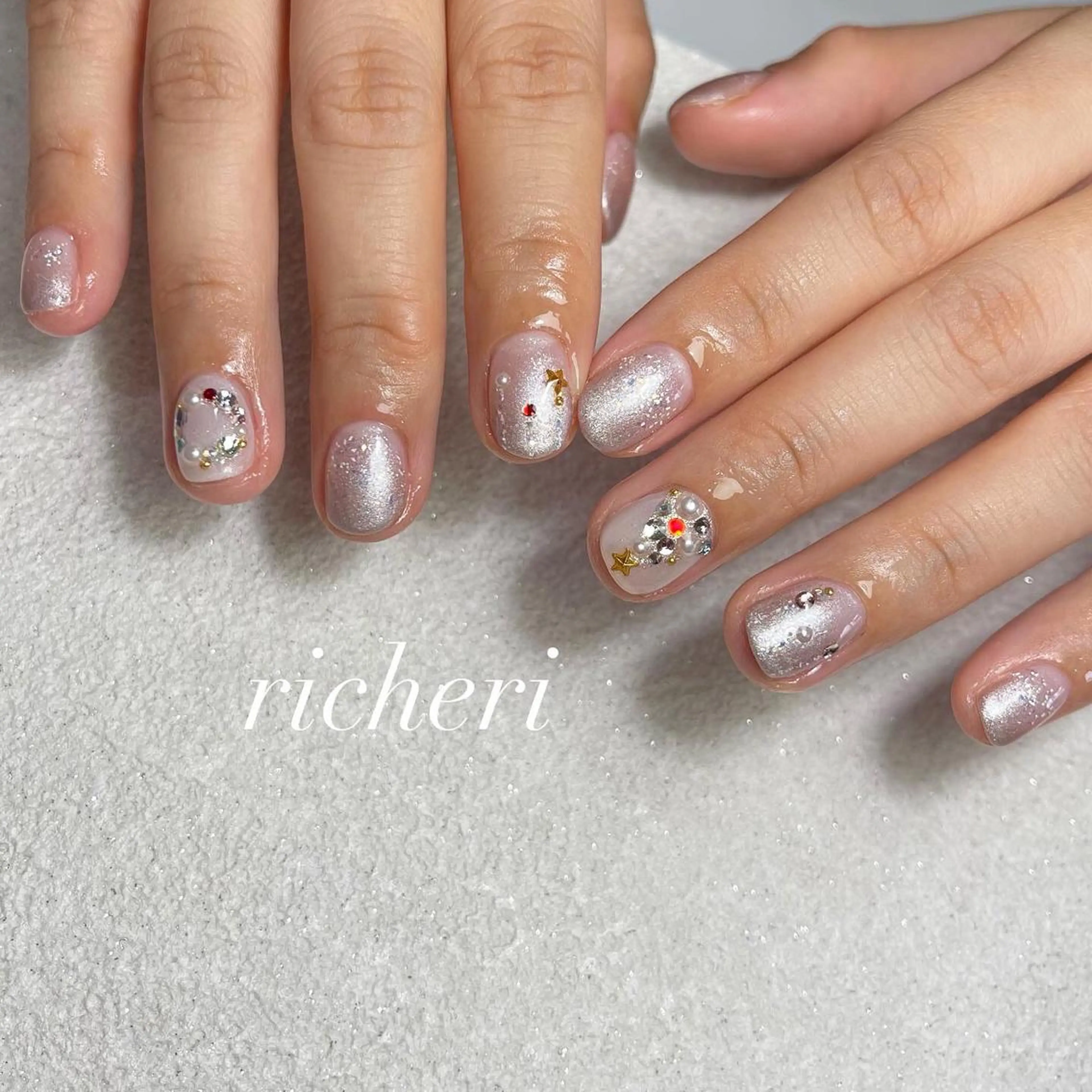 ミディアム ネイル 韓国風ヘア クリスマス アートネイル フレンチネイル ジェルネイル richeri beautyのエステ・リラクイメージ