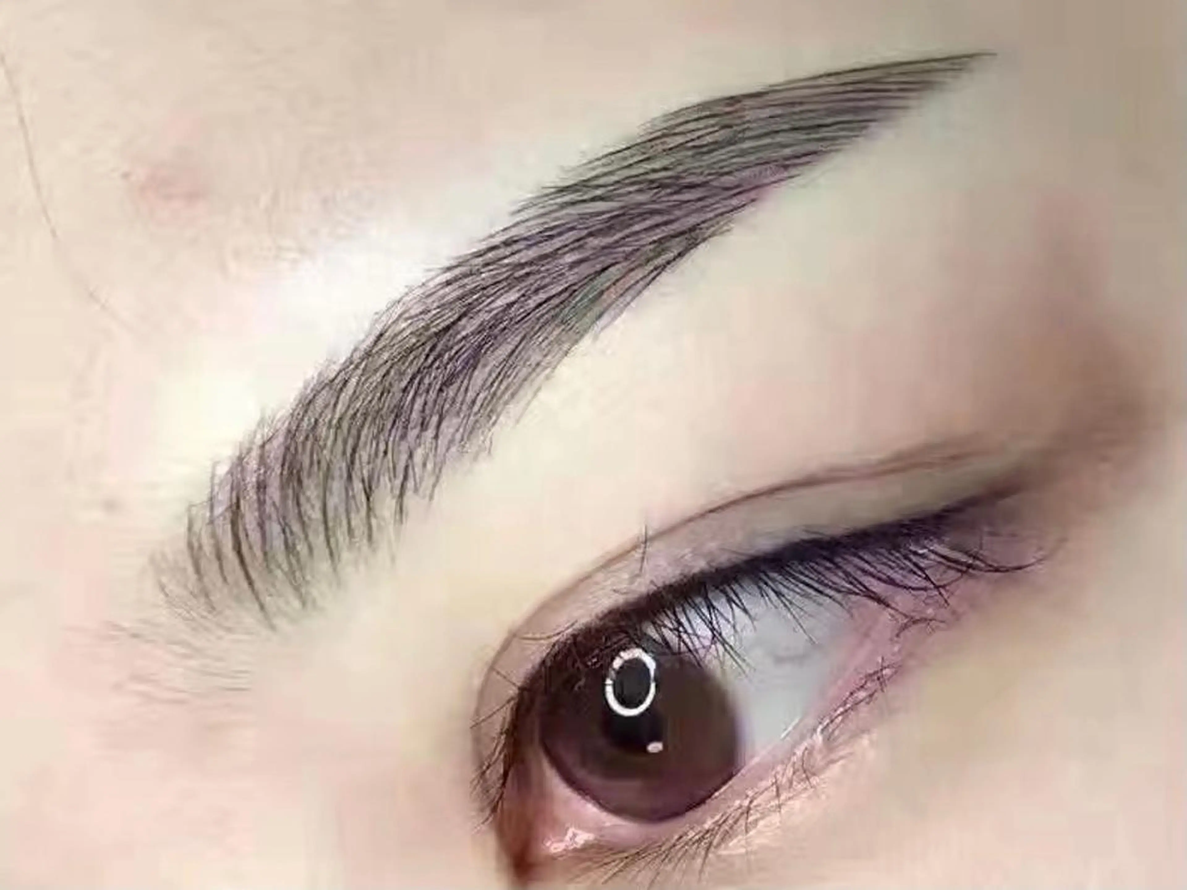 まゆげスタイリング、まゆげデザインにアドバイス、眉毛カット、部分的毛処理の写真