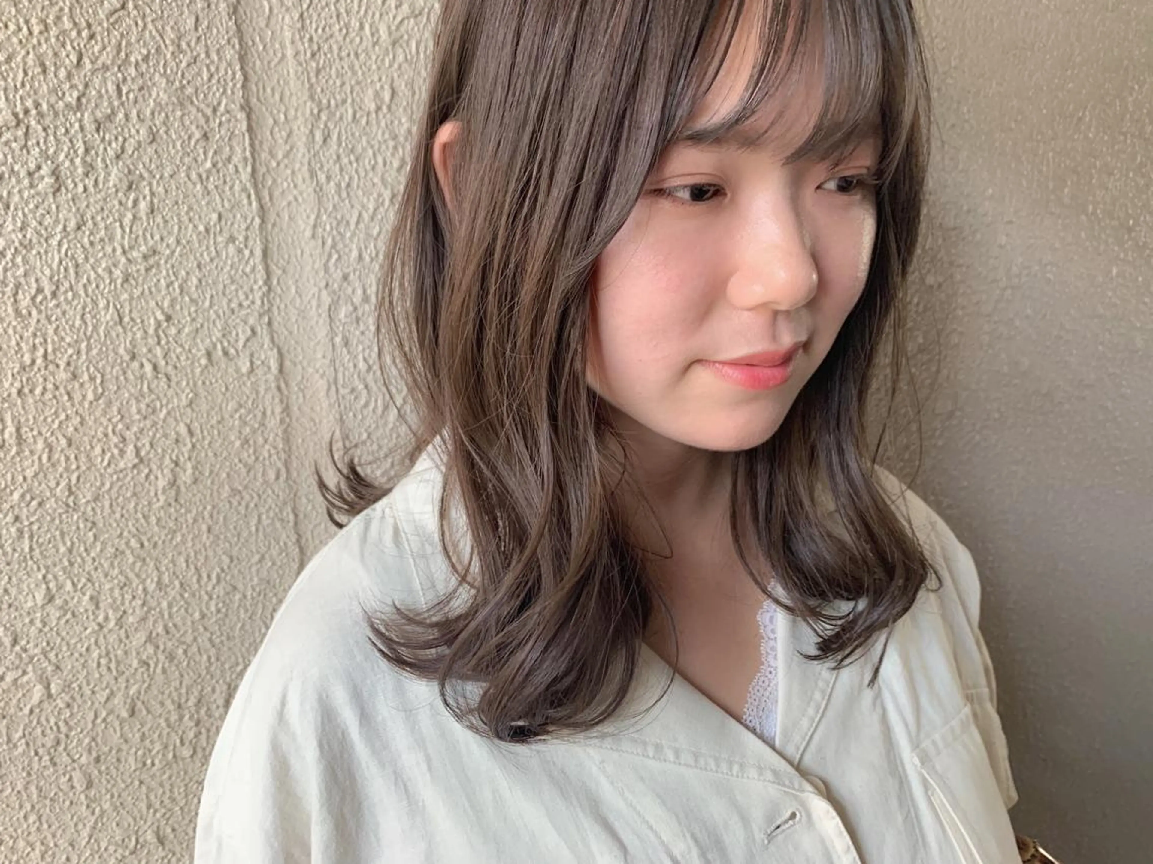 セミロング カラー グレージュ 外ハネヘア サダハルカ ｜chouetteのヘアスタイル