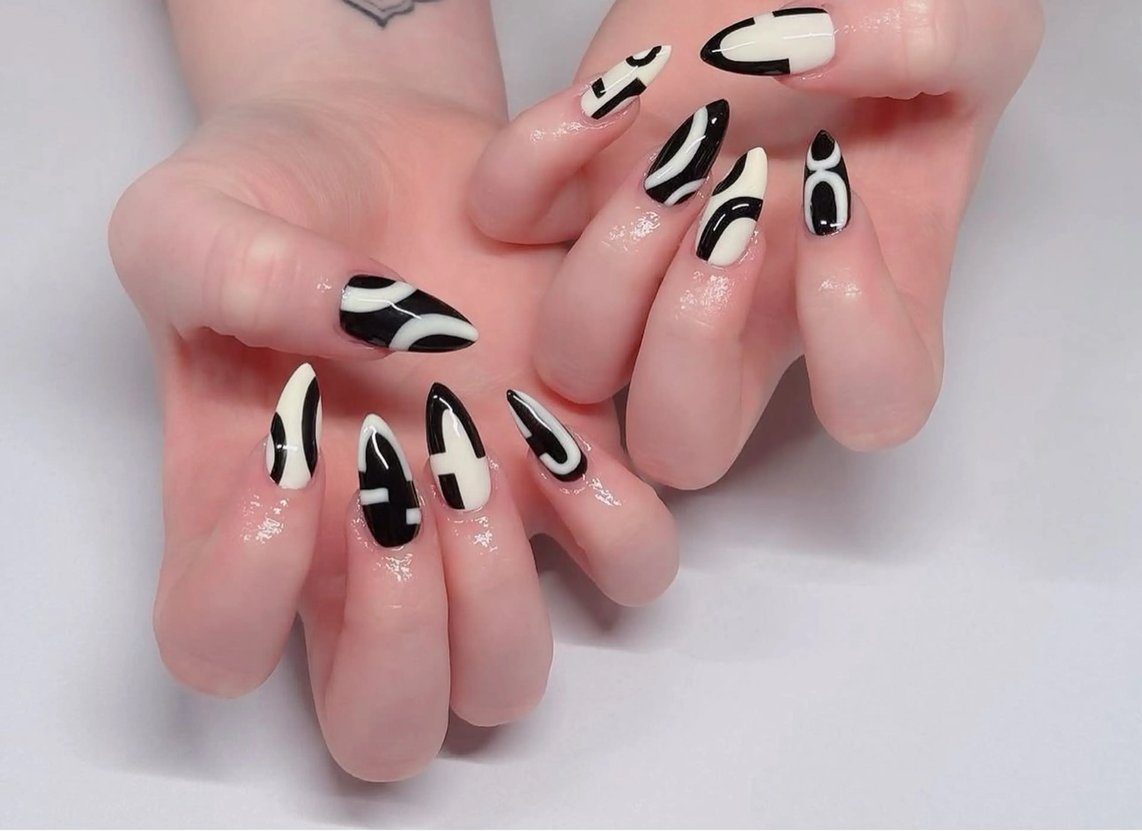 ネイル フレンチネイル ジェルネイル ガラスフレンチ ハロウィン ハート ハンドネイル H.baby Nail Salonのネイルデザイン