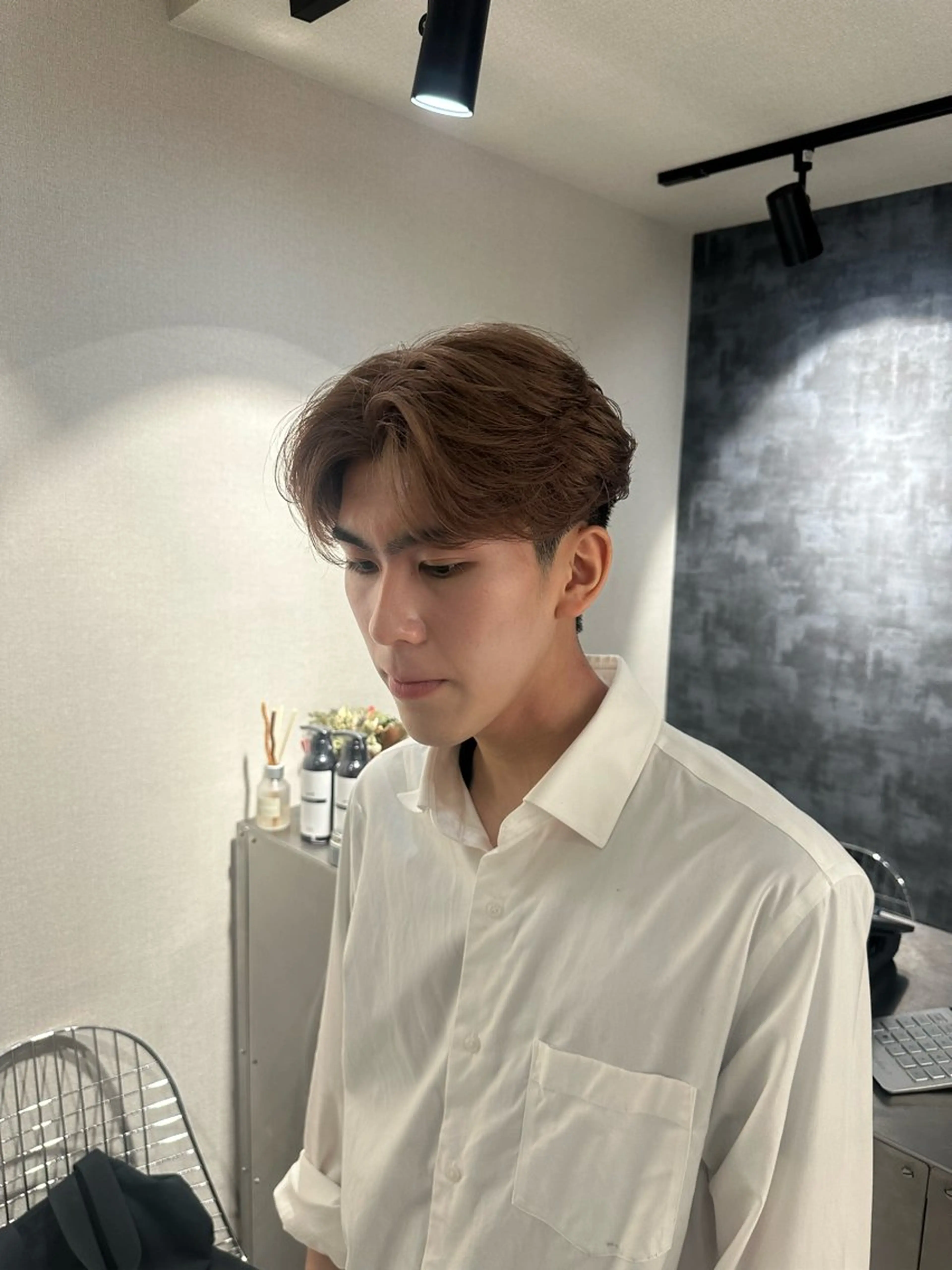 ミディアム カラー メンズ メンズブリーチ センターパート ブリーチ カット ヘアカラー トリートメント SALOWIN 原宿 iori所属・【原宿】外国人風 パーマ毛流れメンズのヘアスタイル