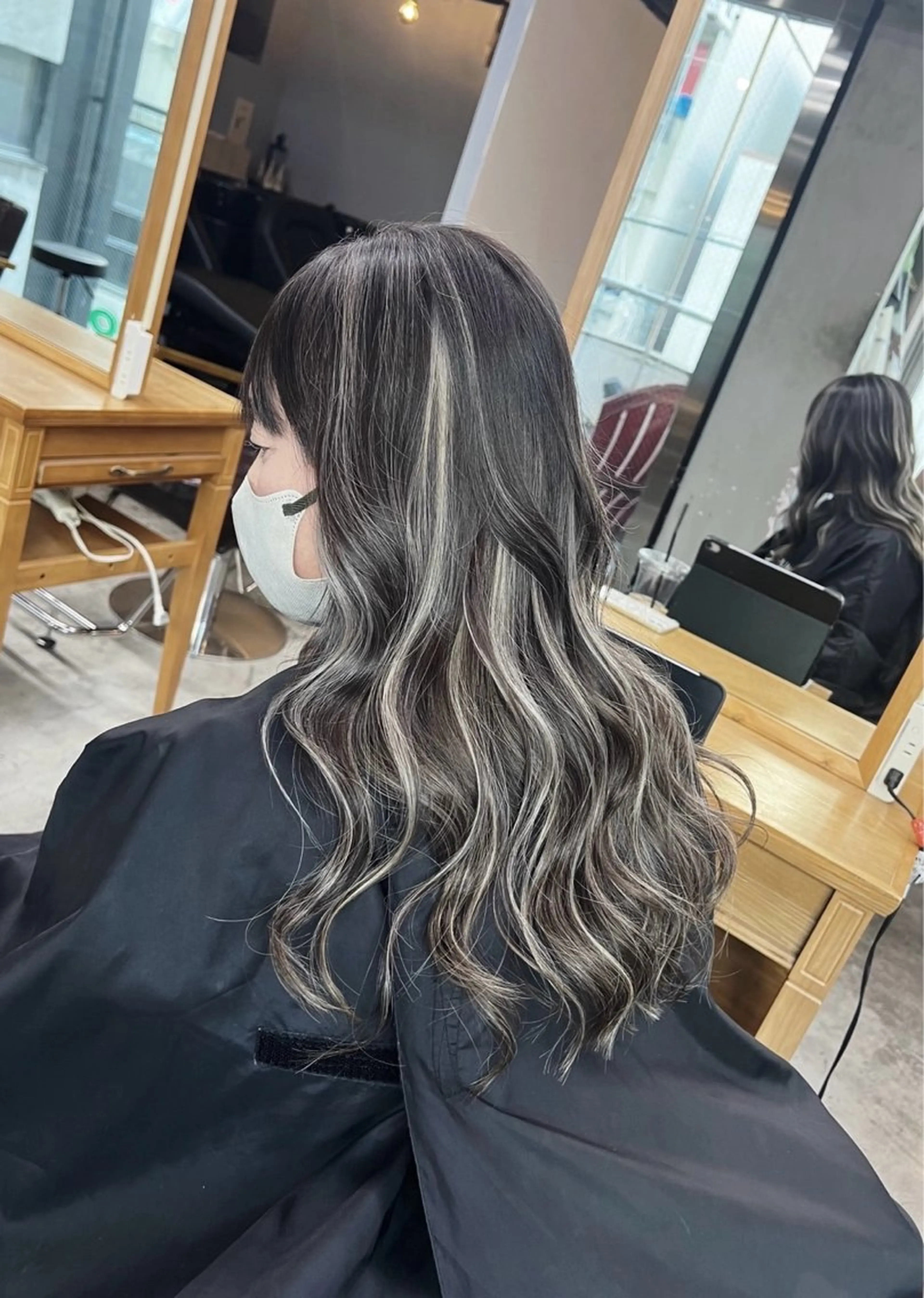 ロング カラー ダークグレー ダークグレージュ グレージュ ハイライトカラー ハイライト ヘアカラー トリートメント ROBIN所属・指名数No.1 /NAOYAのヘアスタイル