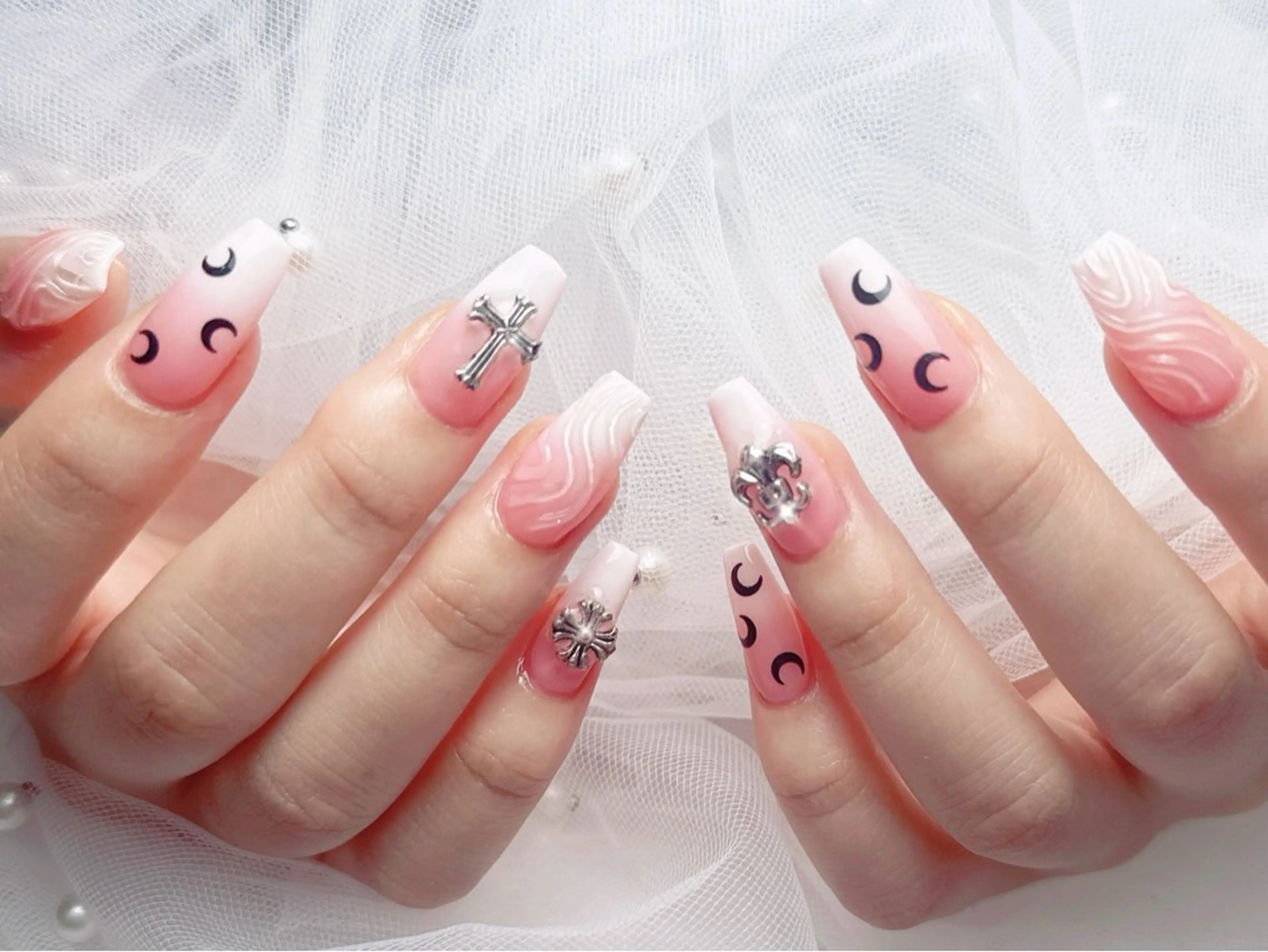 ネイル フレンチネイル ジェルネイル ハート 韓国ネイル マグネットネイル ハンドネイル ネイルサロン lotusのネイルデザイン