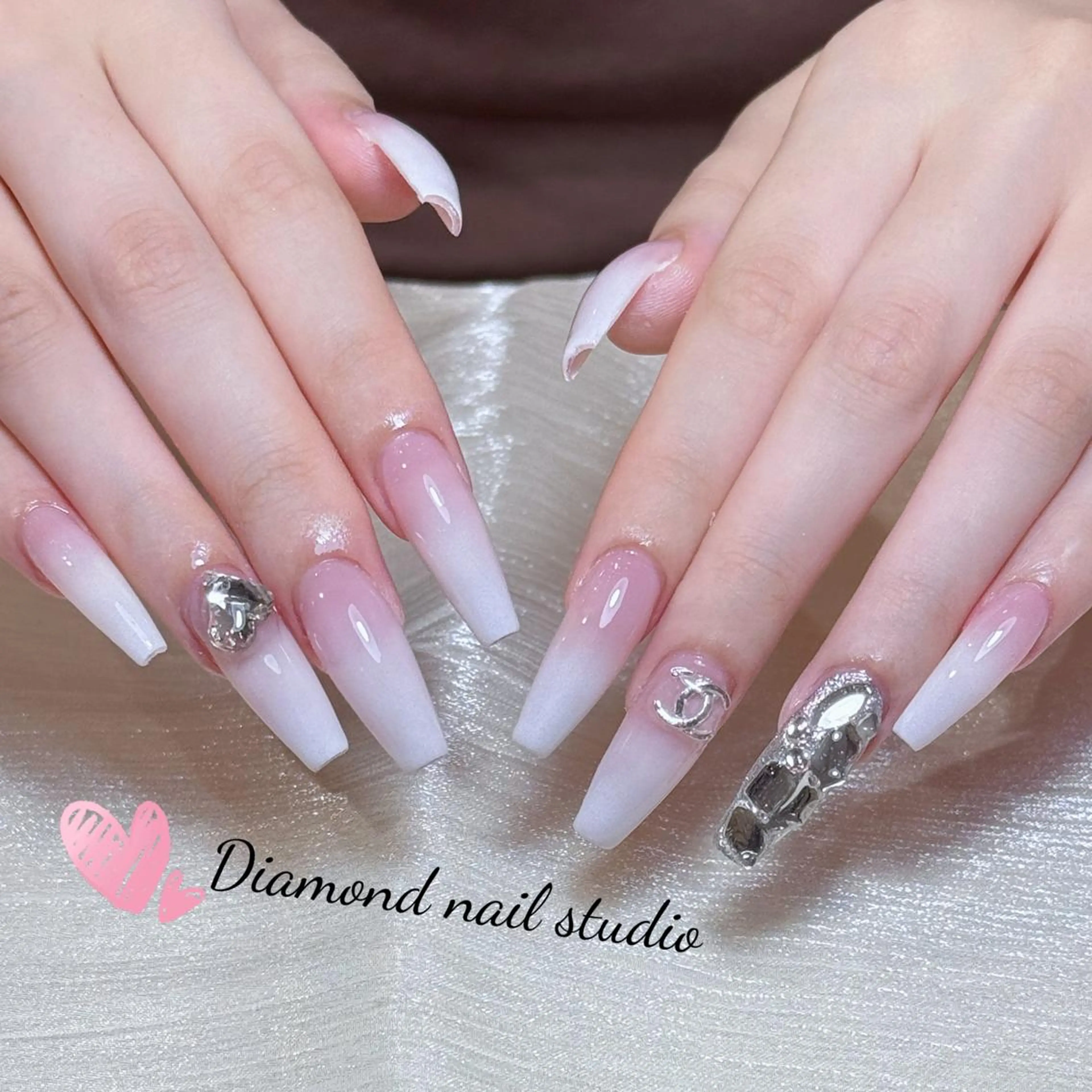 ネイル アートネイル オーロラネイル ガーリー キラキラネイル 韓国ネイル ハンドネイル DIANMOND NAIL🌸のネイルデザイン